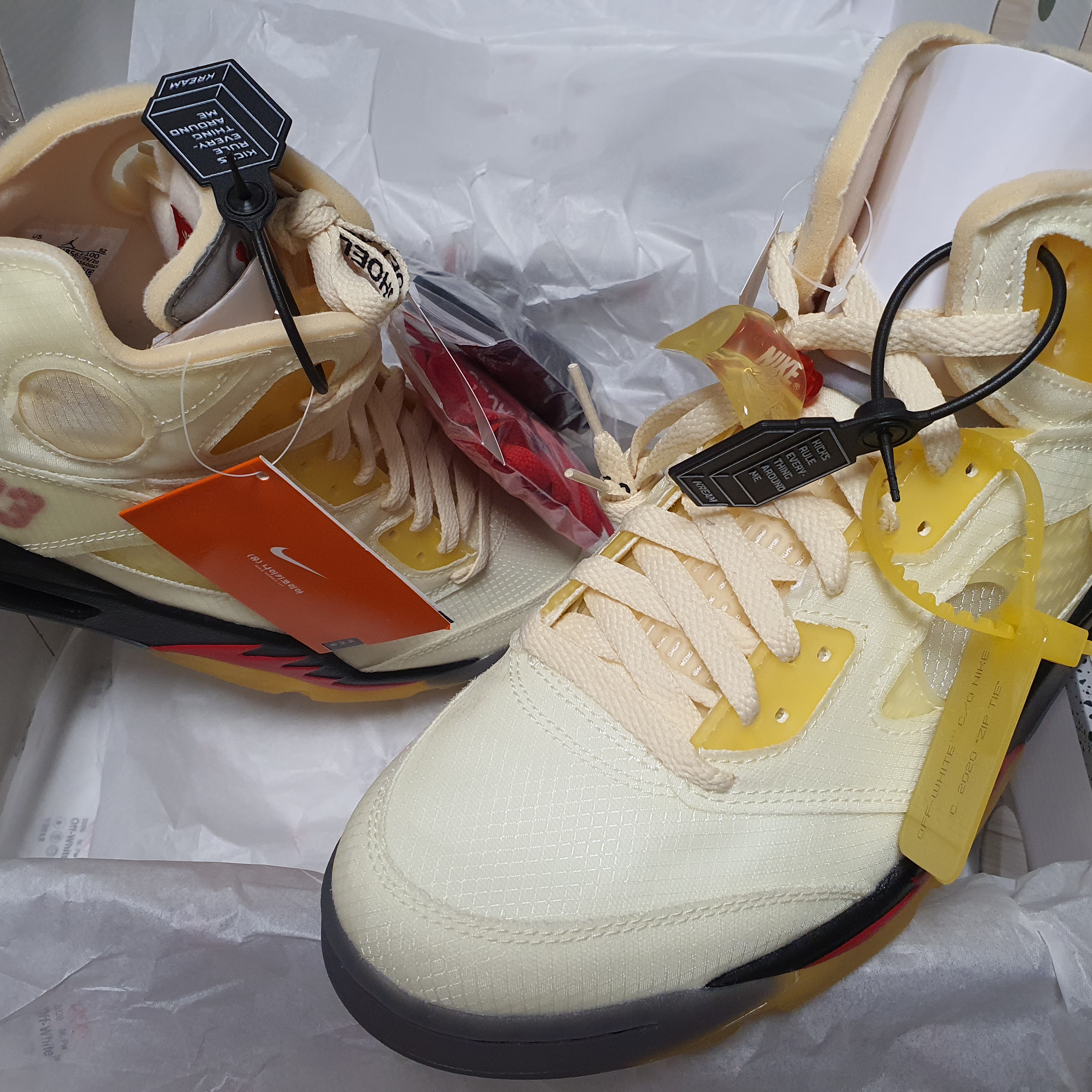 Jordan 5 x Off-White Retro SP Sail Fire Red 착용 스타일 - 3