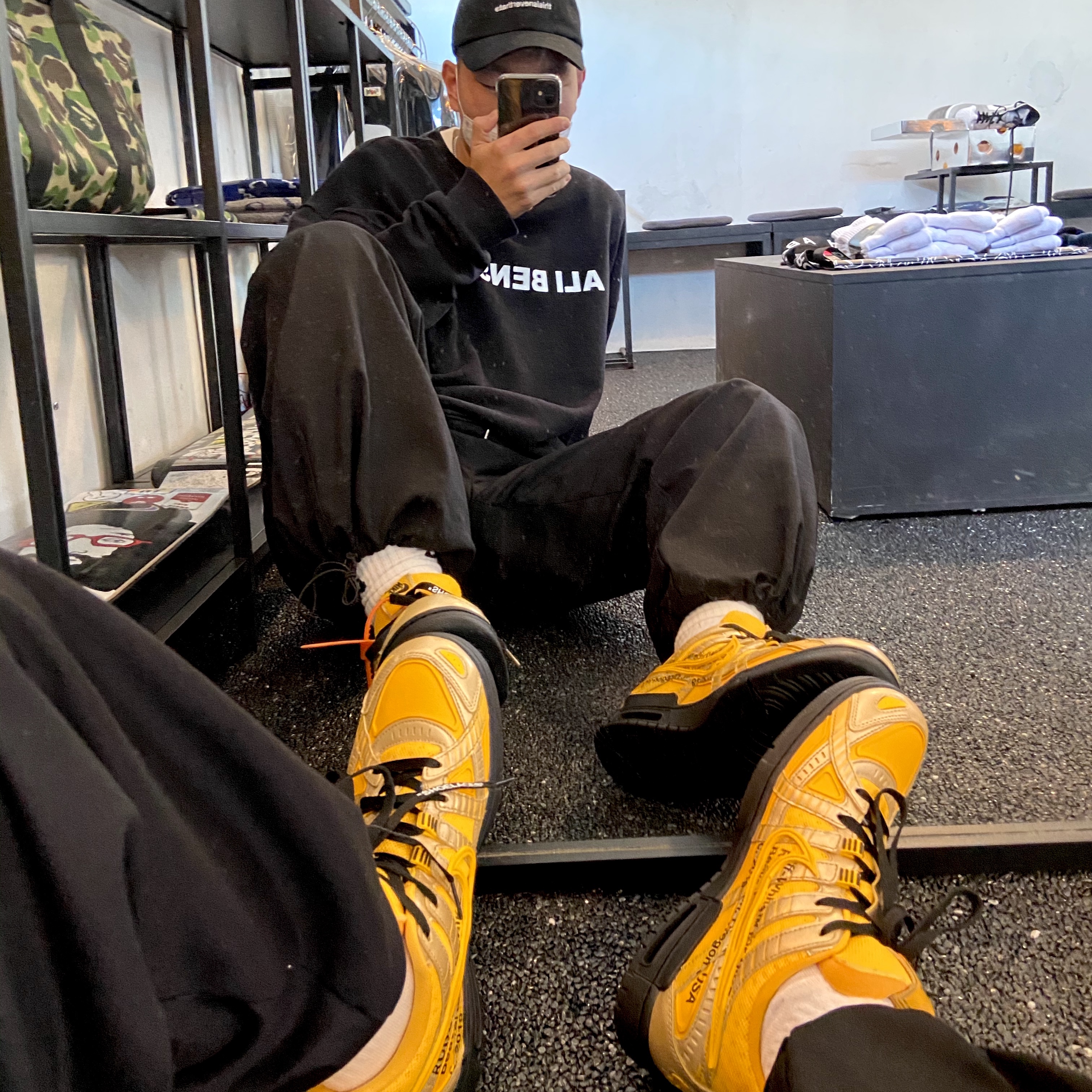 Nike x Off-White Air Rubber Dunk University Gold 착용 스타일 - 2