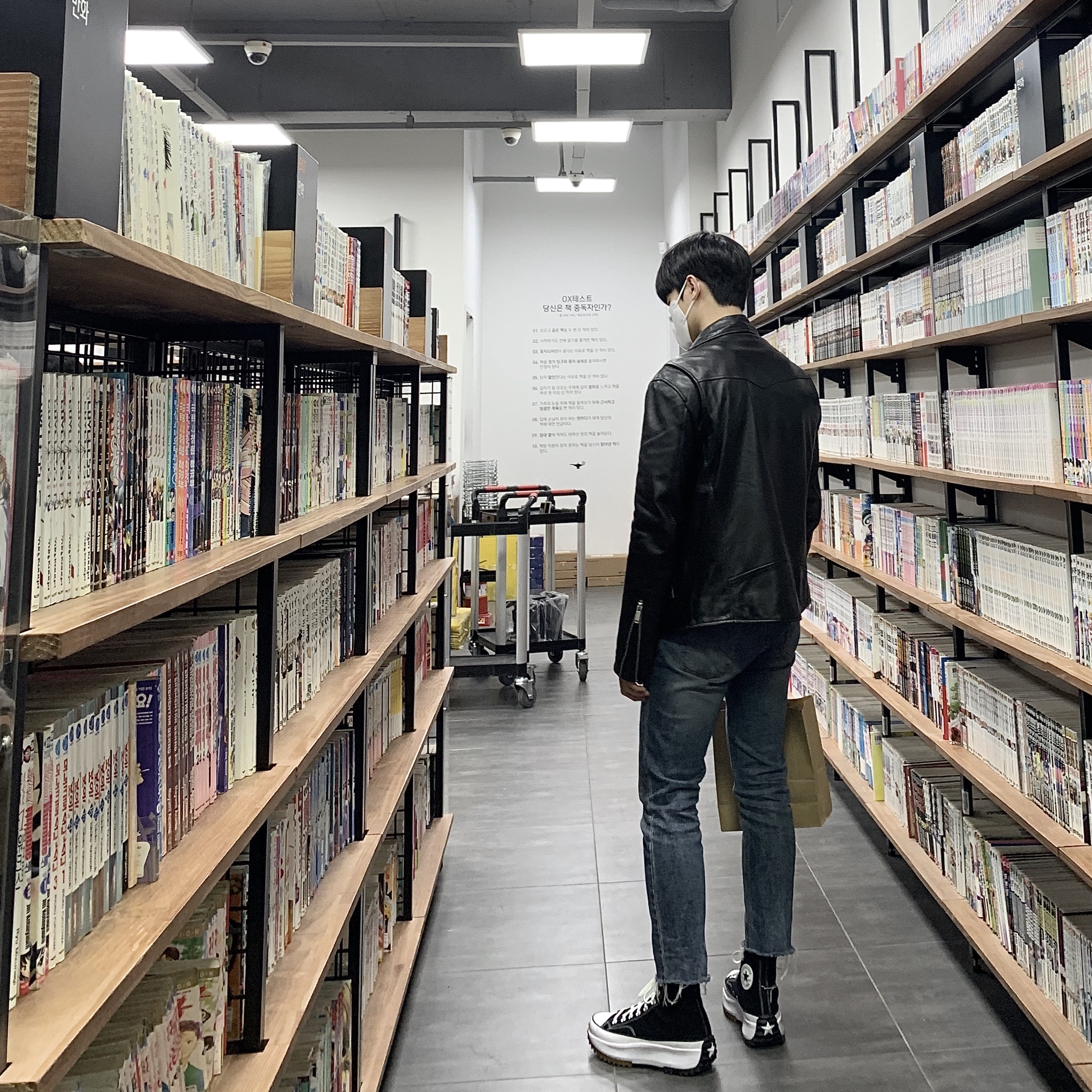 Converse Run Star Hike Hi Black White Gum 착용 스타일 - 1