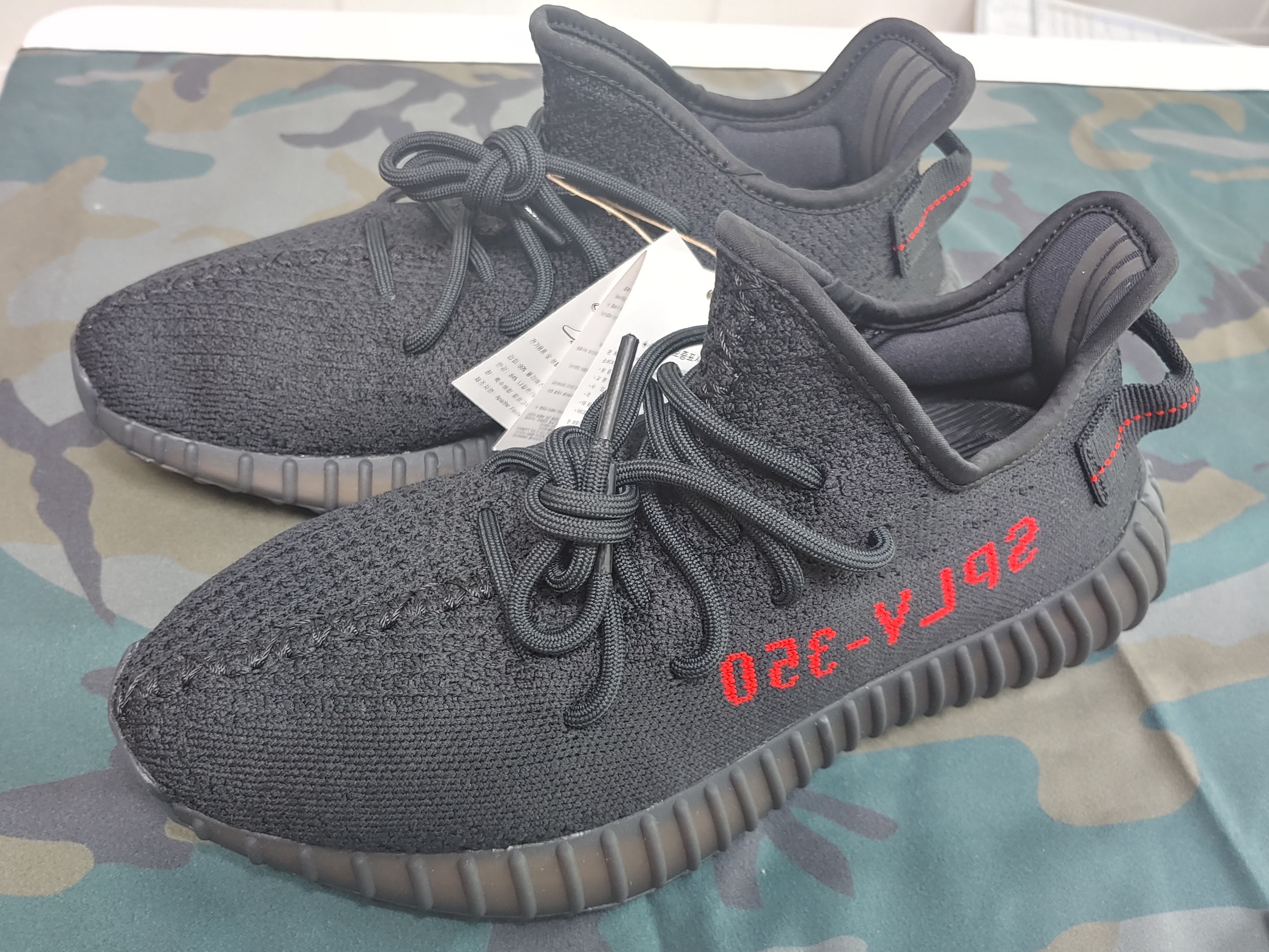 Adidas Yeezy Boost 350 V2 Black Red 2020 착용 스타일