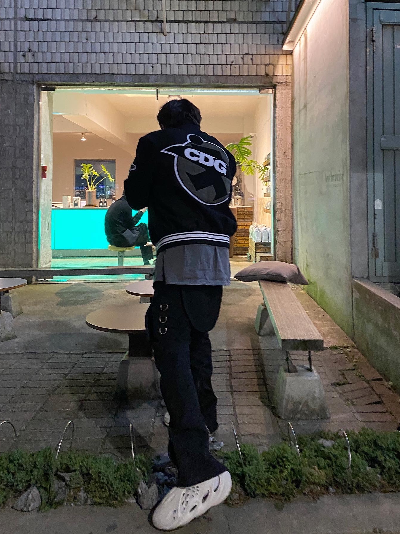 Stussy x CDG Varsity Jacket, Adidas Yeezy Foam RNNR Ararat 착용 스타일