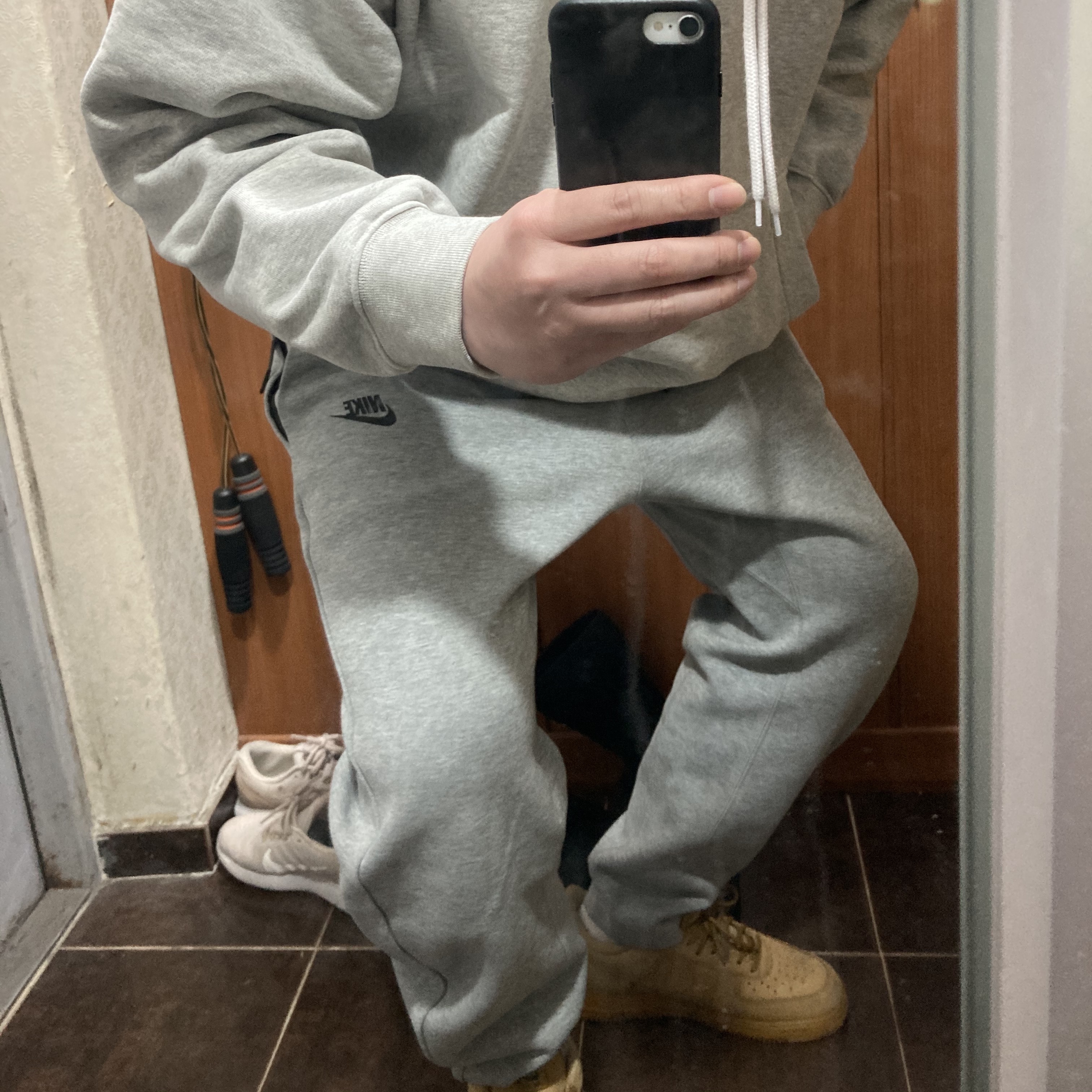 Nike M NRG Hoodie Grey Heather, Nike Air Force 1 '07 WB Flax 착용 스타일