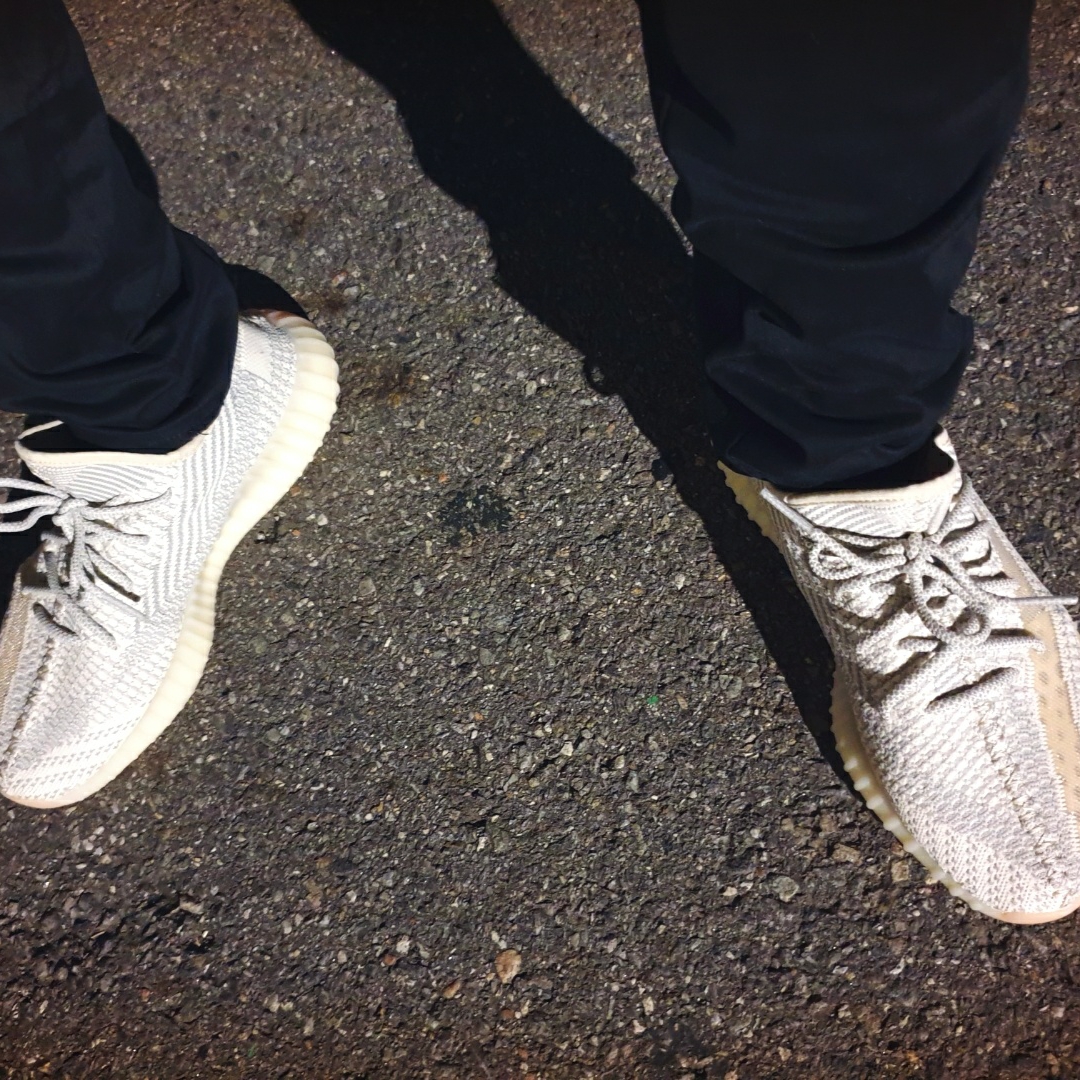 Adidas Yeezy Boost 350 V2 Lundmark - Non Reflective 착용 스타일 - 4