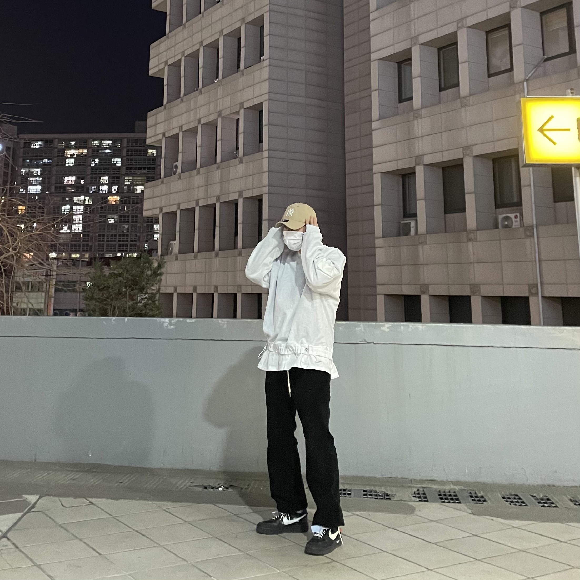 Nike x Off-White Air Force 1 Low Black White 착용 스타일 - 2