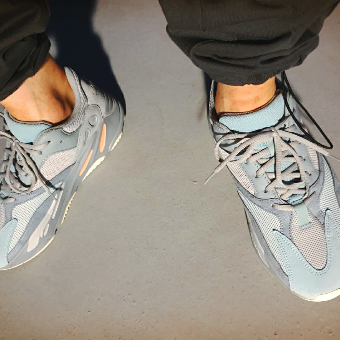 Adidas Yeezy Boost 700 Inertia 착용 스타일 - 5