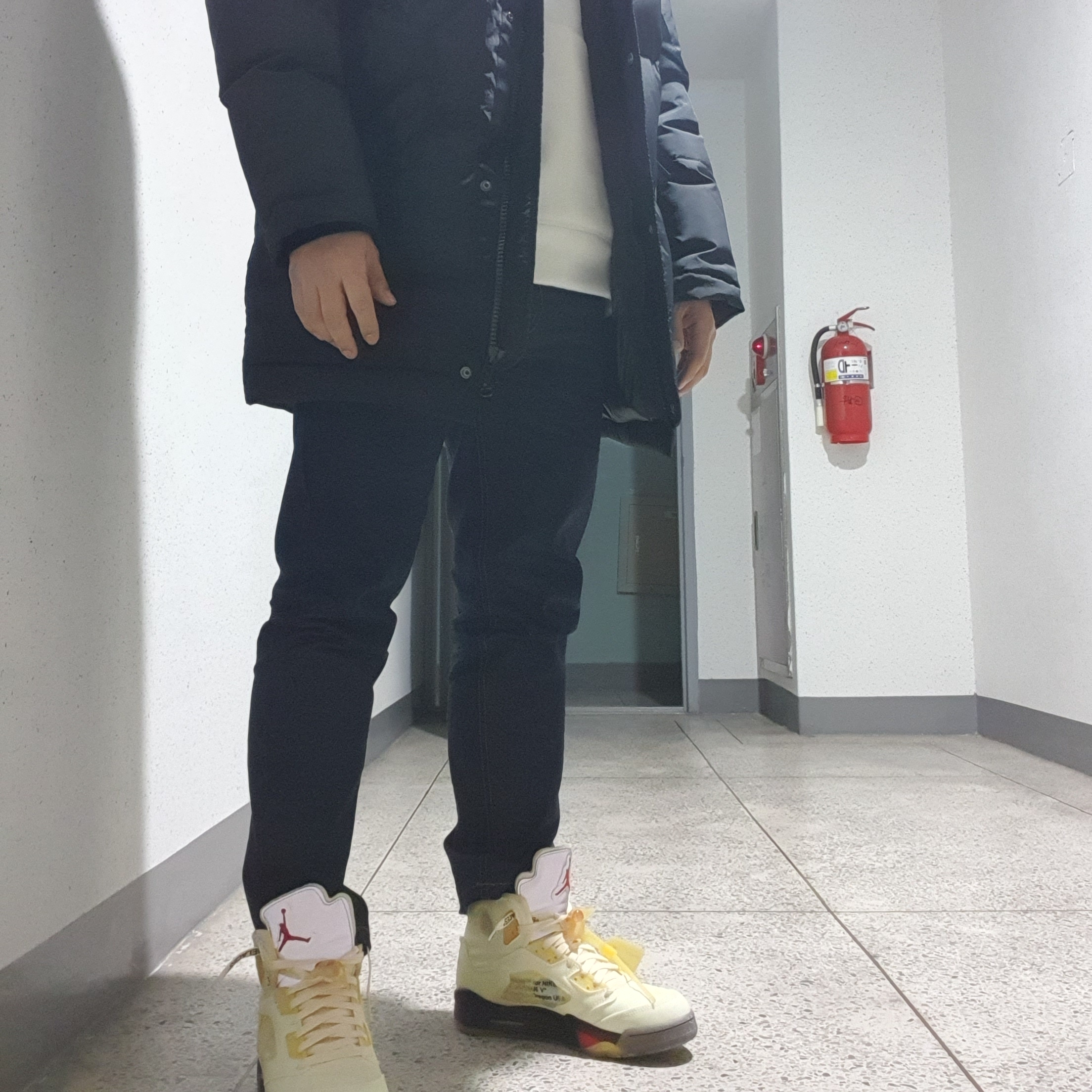 Jordan 5 x Off-White Retro SP Sail Fire Red 착용 스타일