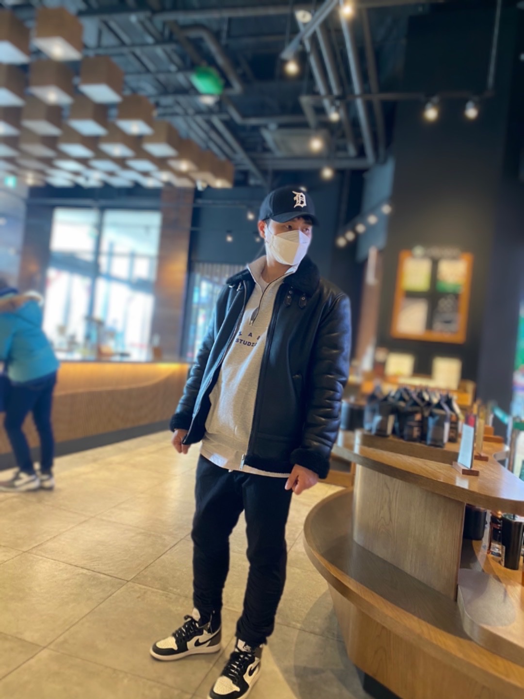 Jordan 1 Retro High OG Black Mocha, IAB Studio Half Zip Pullover Light Gray 착용 스타일