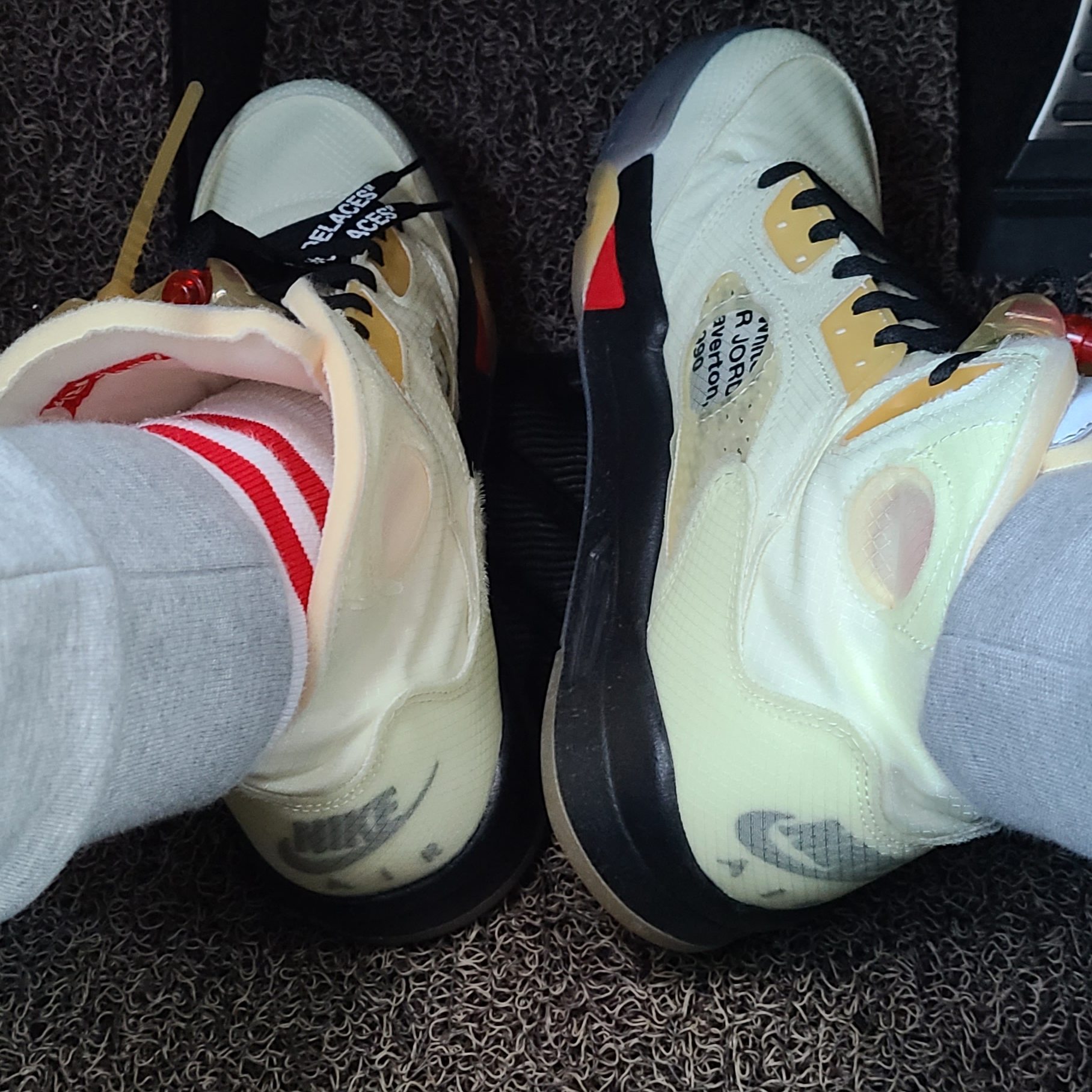 Jordan 5 x Off-White Retro SP Sail Fire Red 착용 스타일