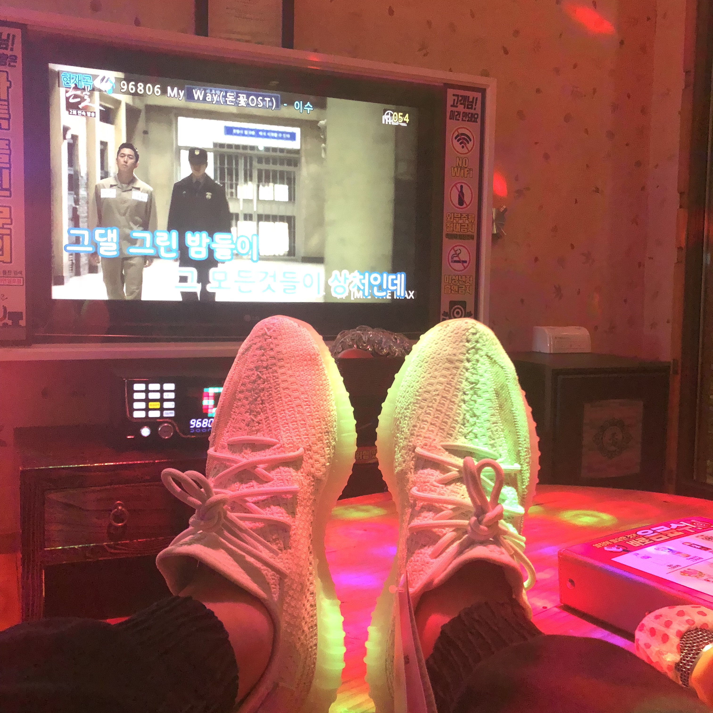 Adidas Yeezy Boost 350 V2 Hyperspace 착용 스타일 - 2