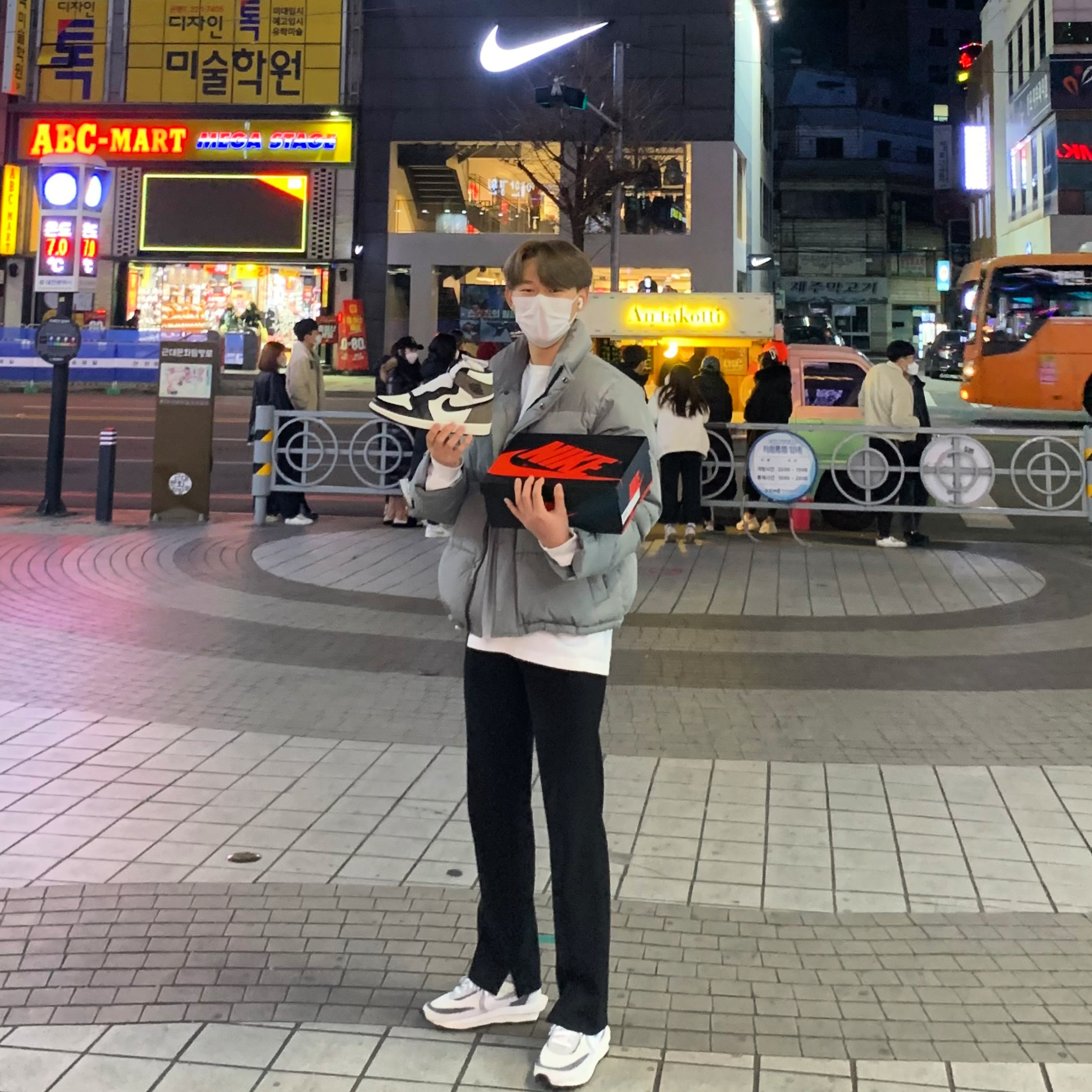 Nike x Sacai LDWaffle Summit White, Jordan 1 Retro High OG Black Mocha 착용 스타일