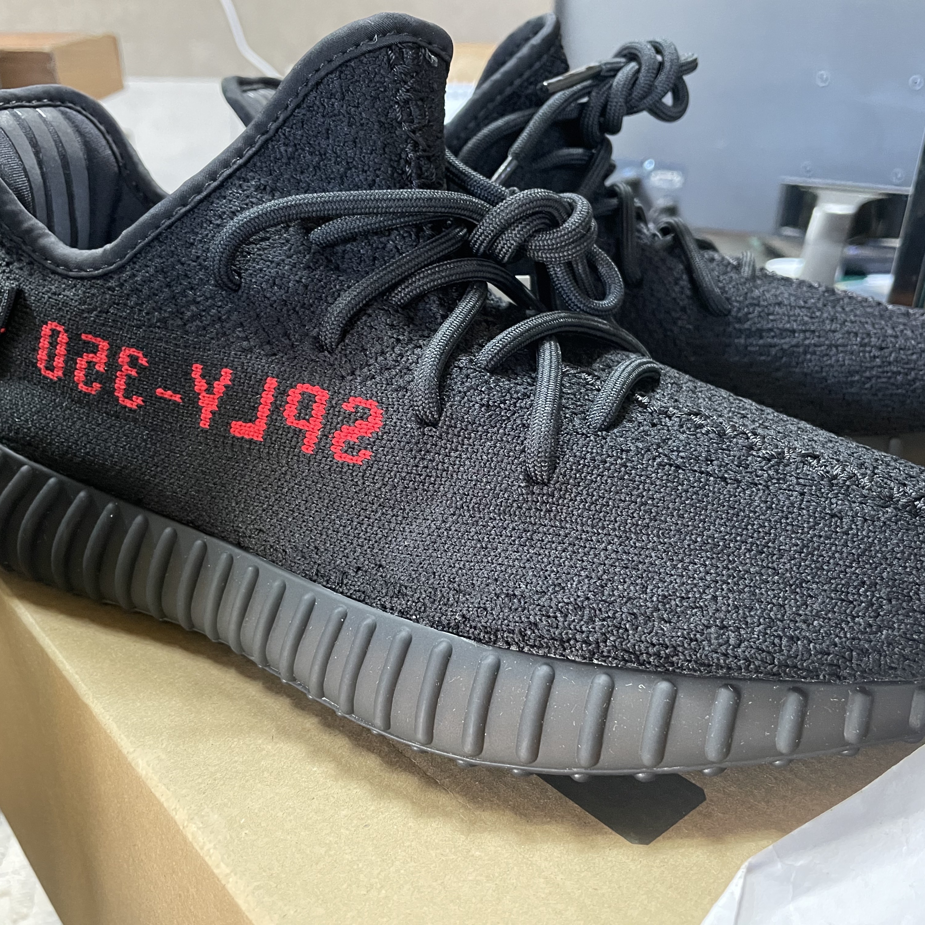 Adidas Yeezy Boost 350 V2 Black Red 2020 착용 스타일