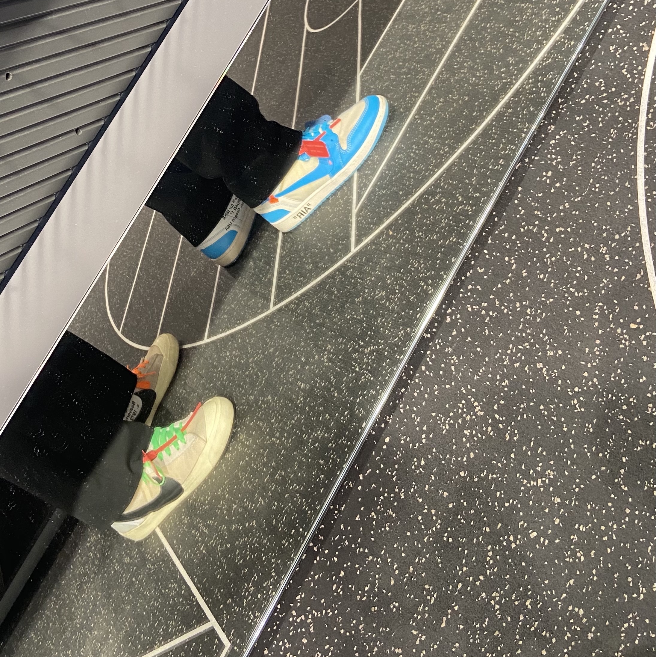 Nike x Off-White Blazer Mid White OG The Ten, Jordan 1 x Off-White Retro High University Blue 착용 스타일
