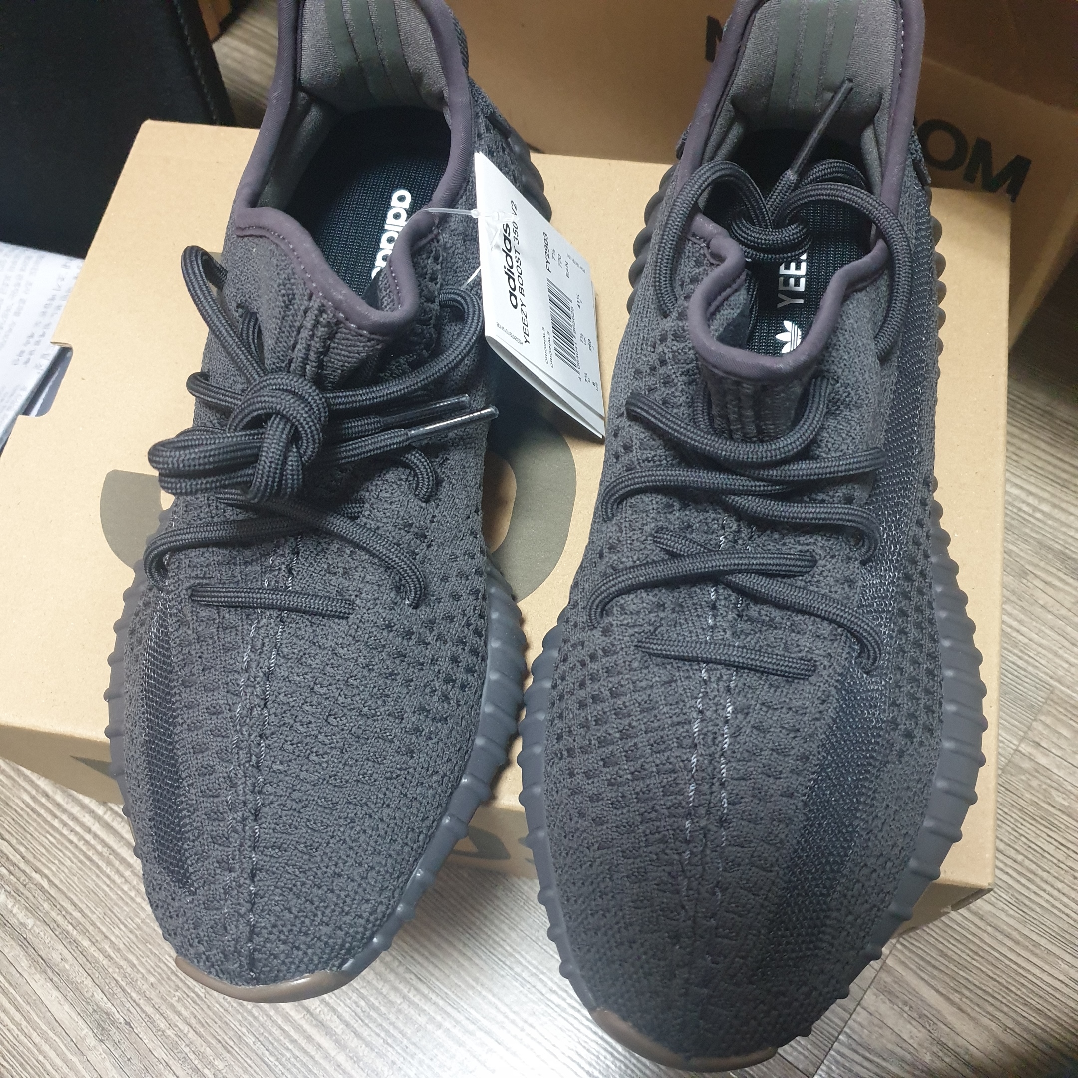 Adidas Yeezy Boost 350 V2 Cinder 착용 스타일