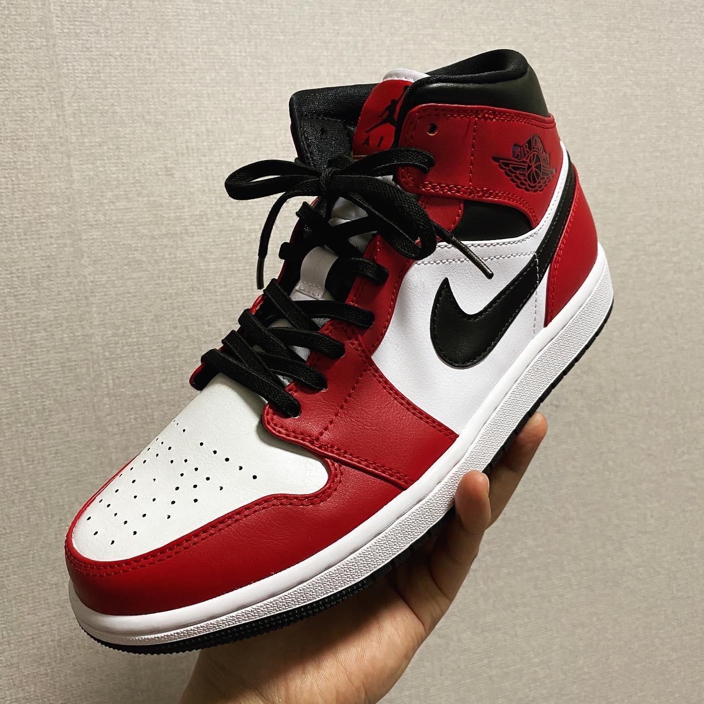 Jordan 1 Mid Chicago Black Toe 착용 스타일 - 2