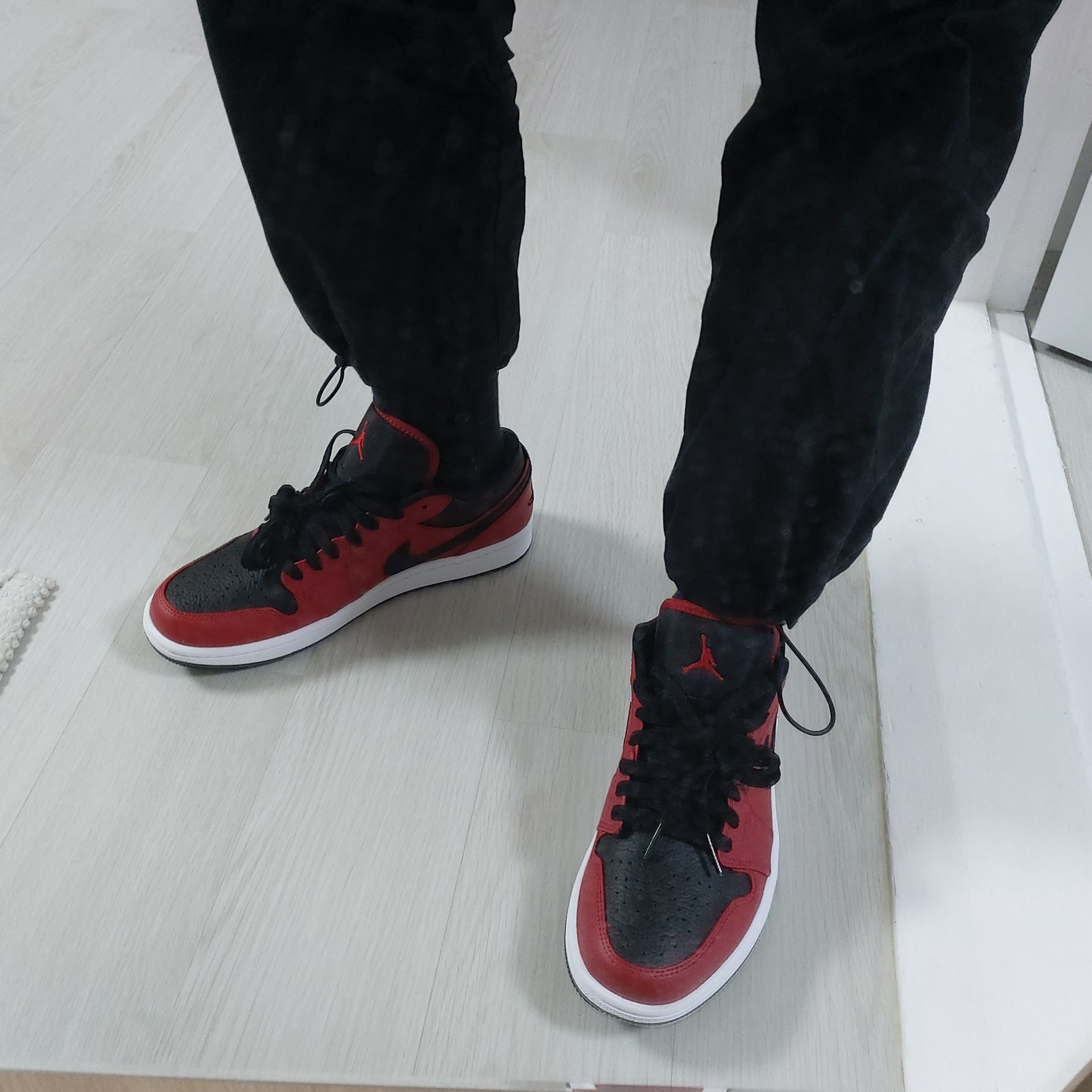 Jordan 1 Low Varsity Red 착용 스타일 - 1