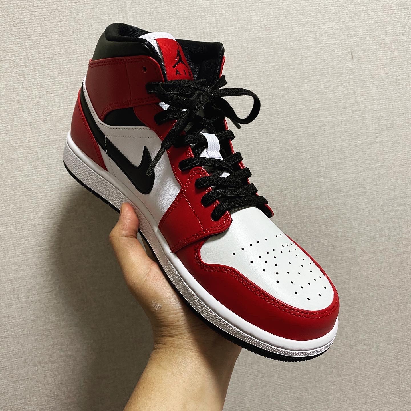 Jordan 1 Mid Chicago Black Toe 착용 스타일 - 3