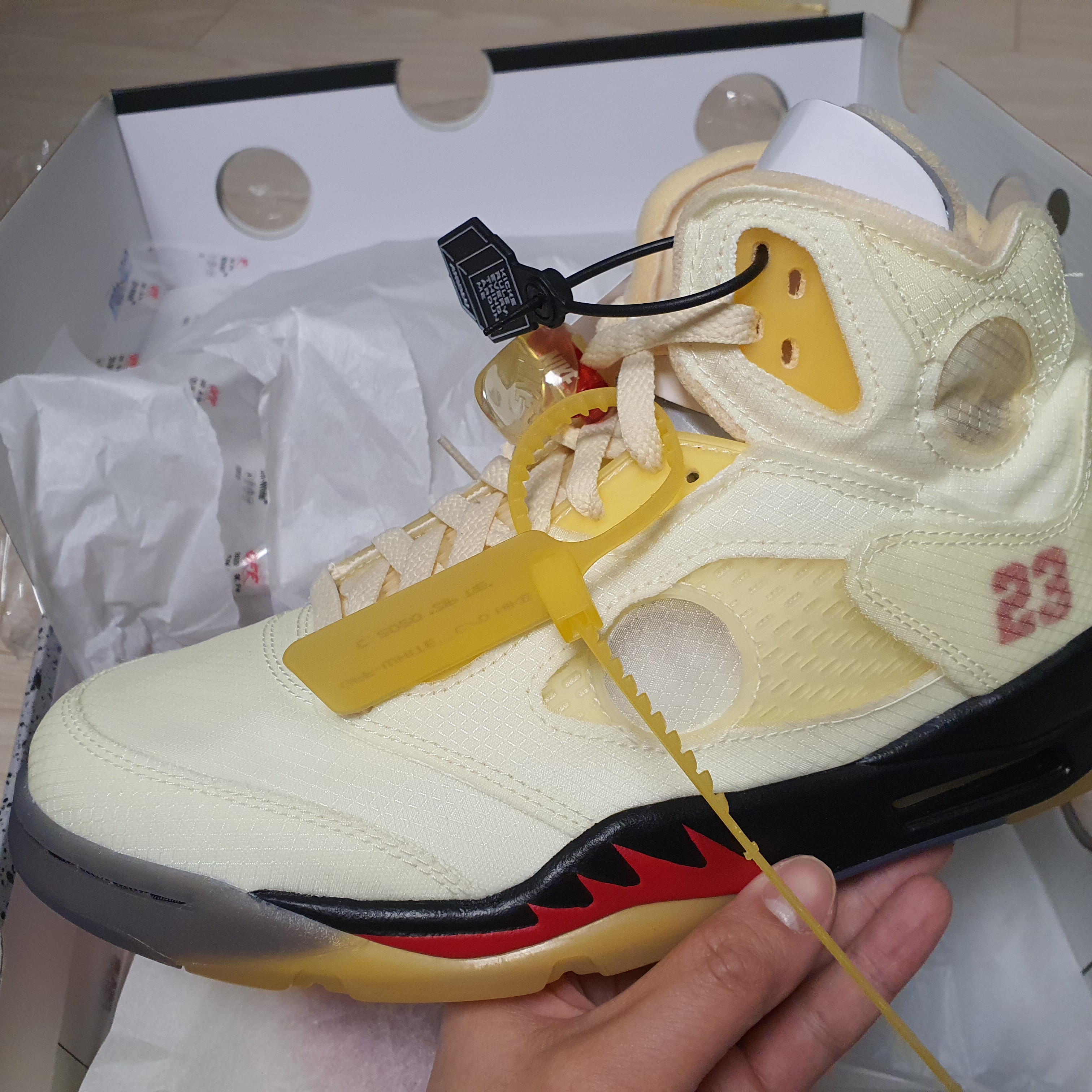 Jordan 5 x Off-White Retro SP Sail Fire Red 착용 스타일 - 1