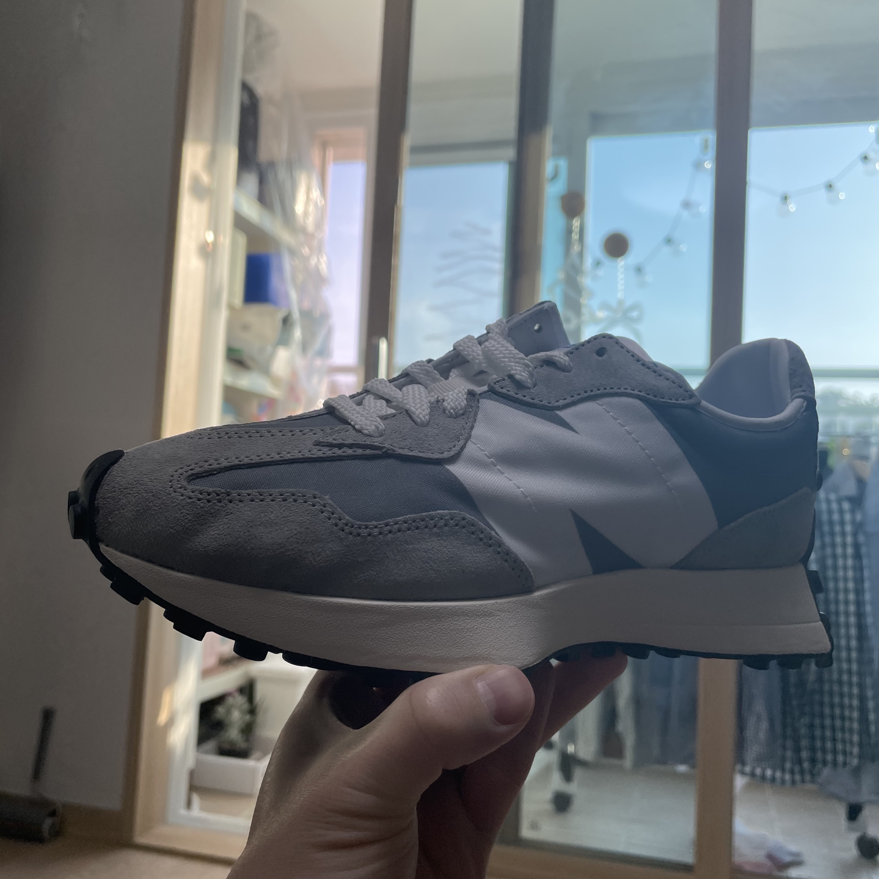 New Balance 327 Grey 착용 스타일 - 1