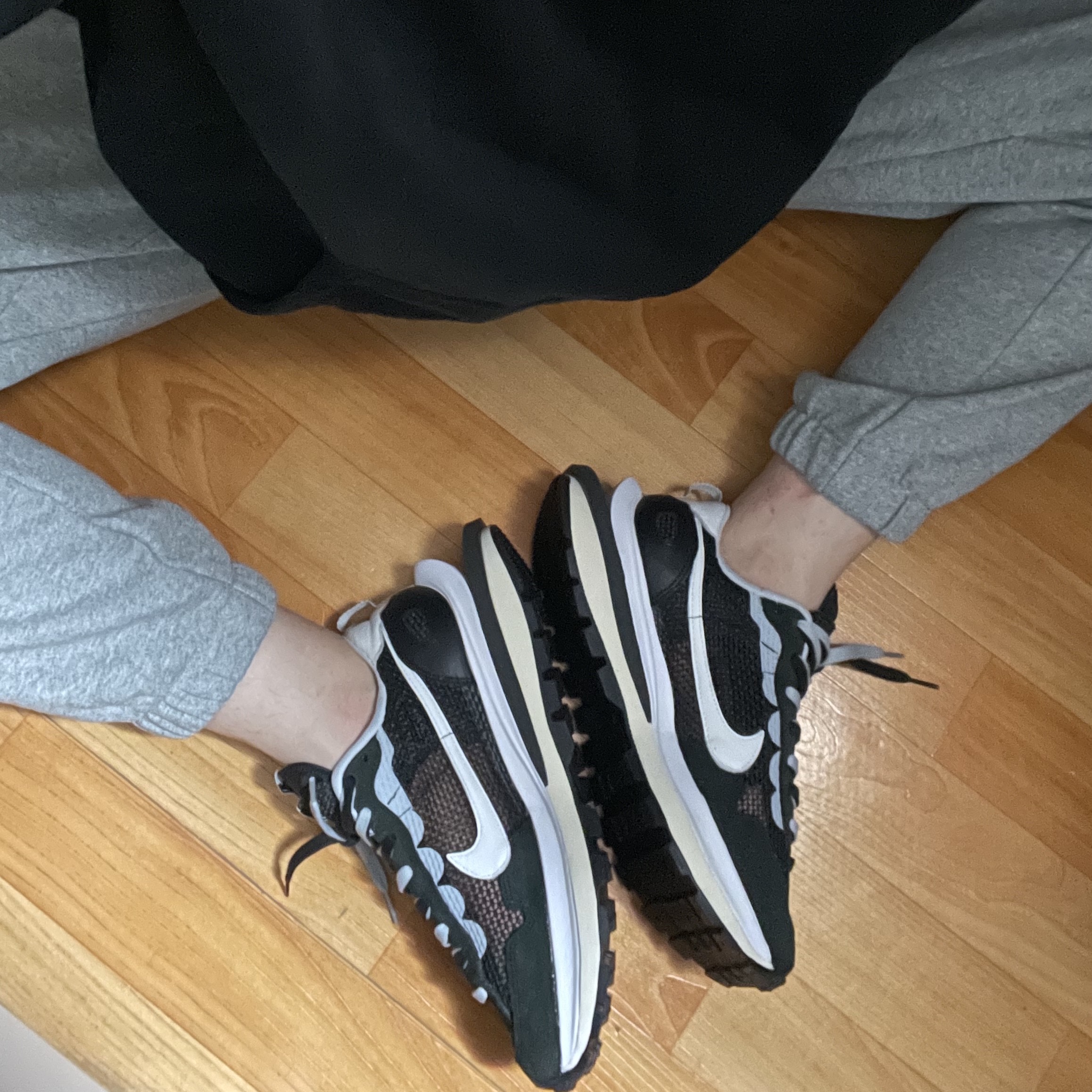 Nike x Sacai VaporWaffle Black White ์ฐฉ์ฉ ์คํ์ผ