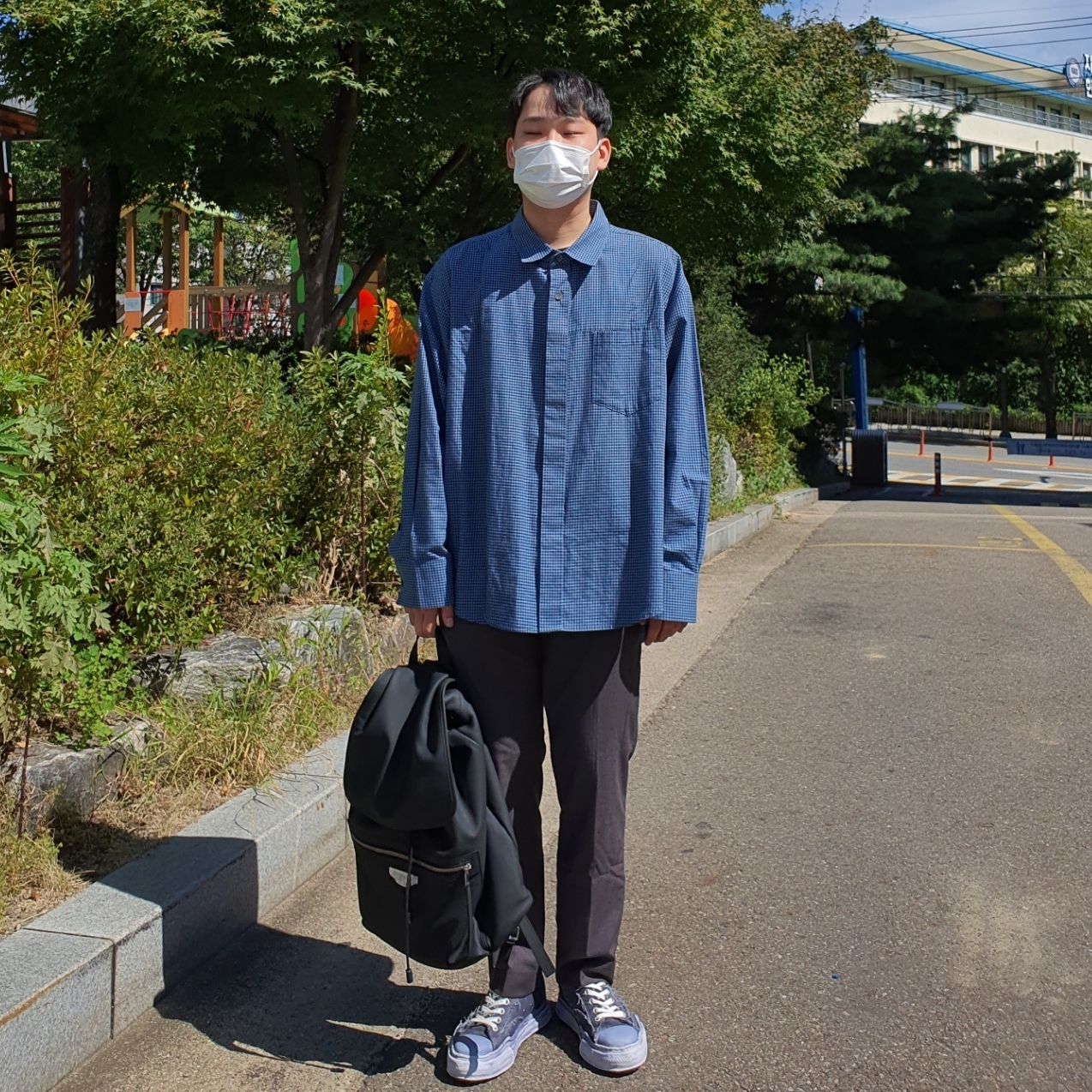 Maison Mihara Yasuhiro OG Sole Over Dyed Leather x Canvas Lowcut Sneakers Black 착용 스타일 - 2