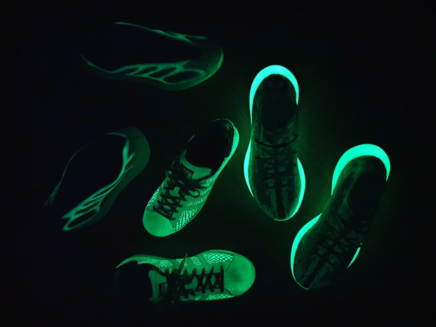Adidas x Atmos Superstar G-SNK Off White, Adidas Yeezy Boost 380 Calcite Glow 착용 스타일 - 3