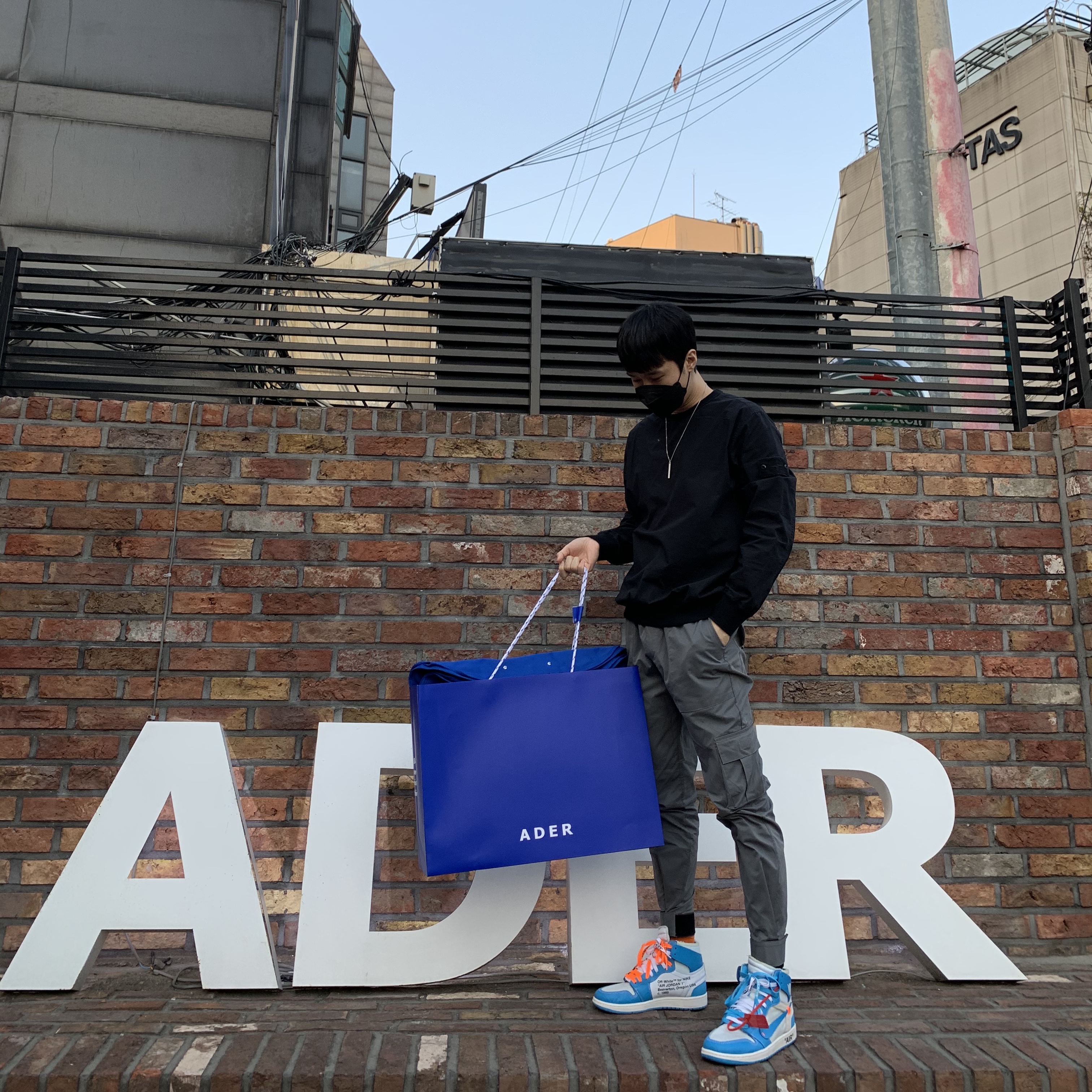 Jordan 1 x Off-White Retro High University Blue 착용 스타일