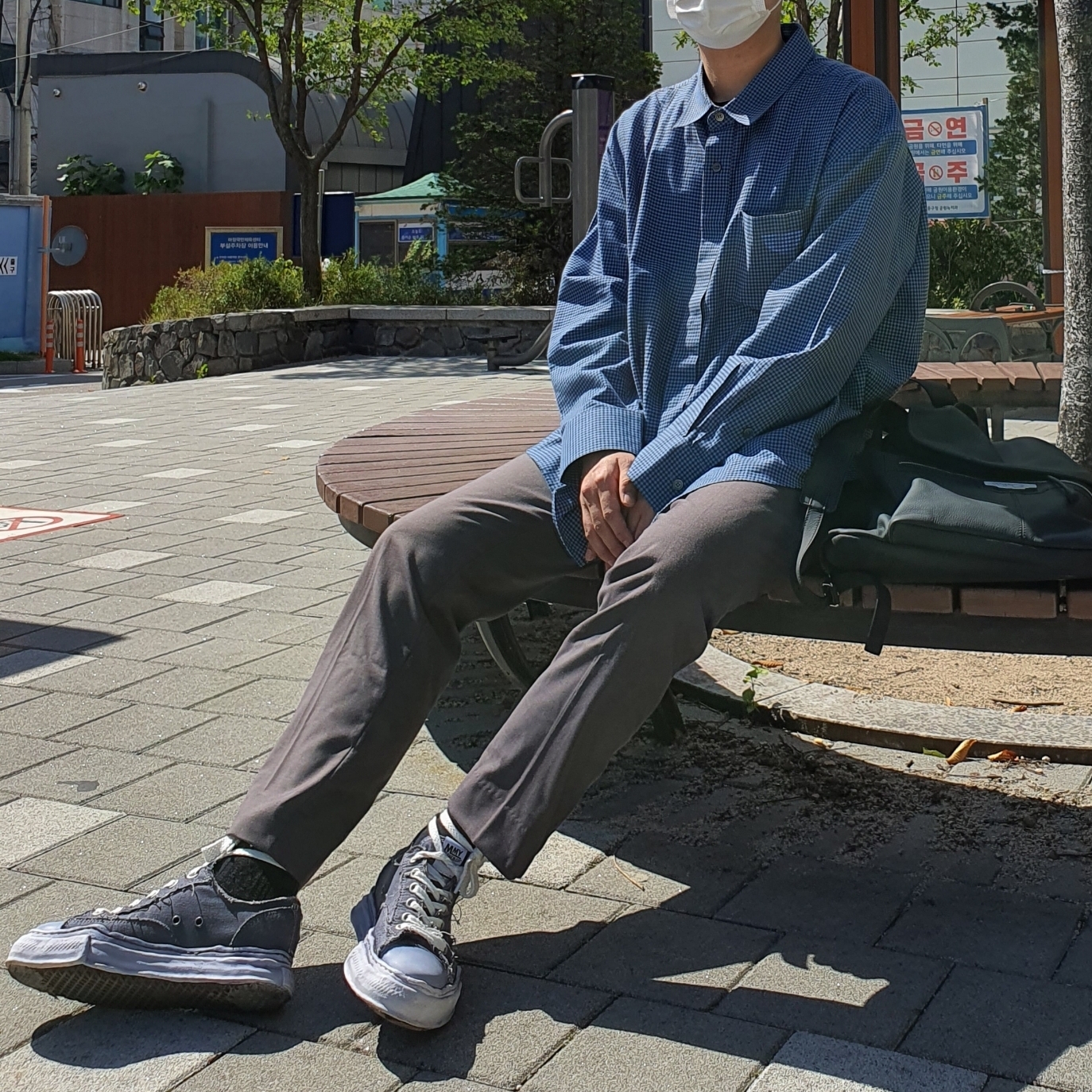 Maison Mihara Yasuhiro OG Sole Over Dyed Leather x Canvas Lowcut Sneakers Black 착용 스타일 - 1