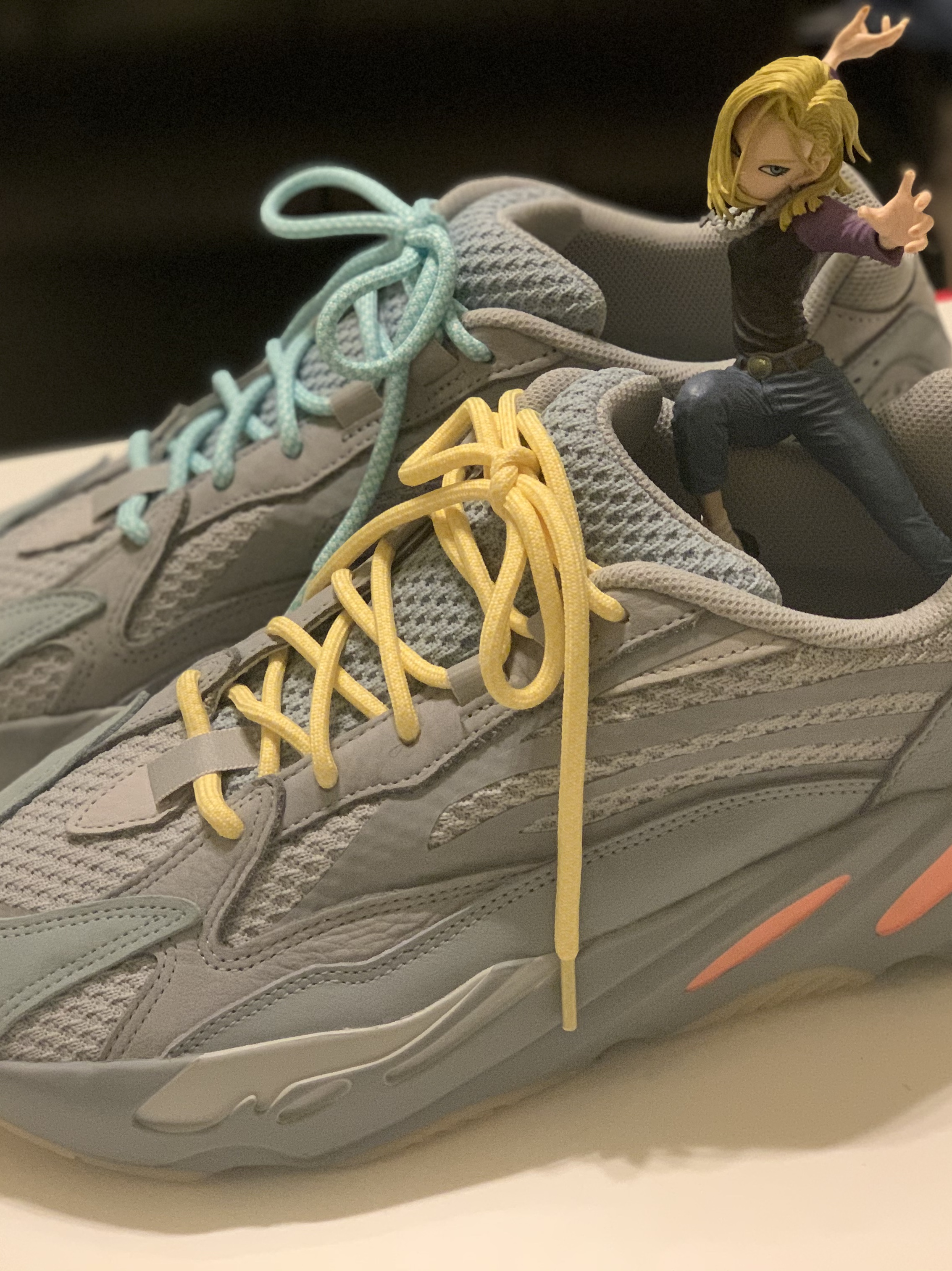 Adidas Yeezy Boost 700 V2 Inertia 착용 스타일 - 2