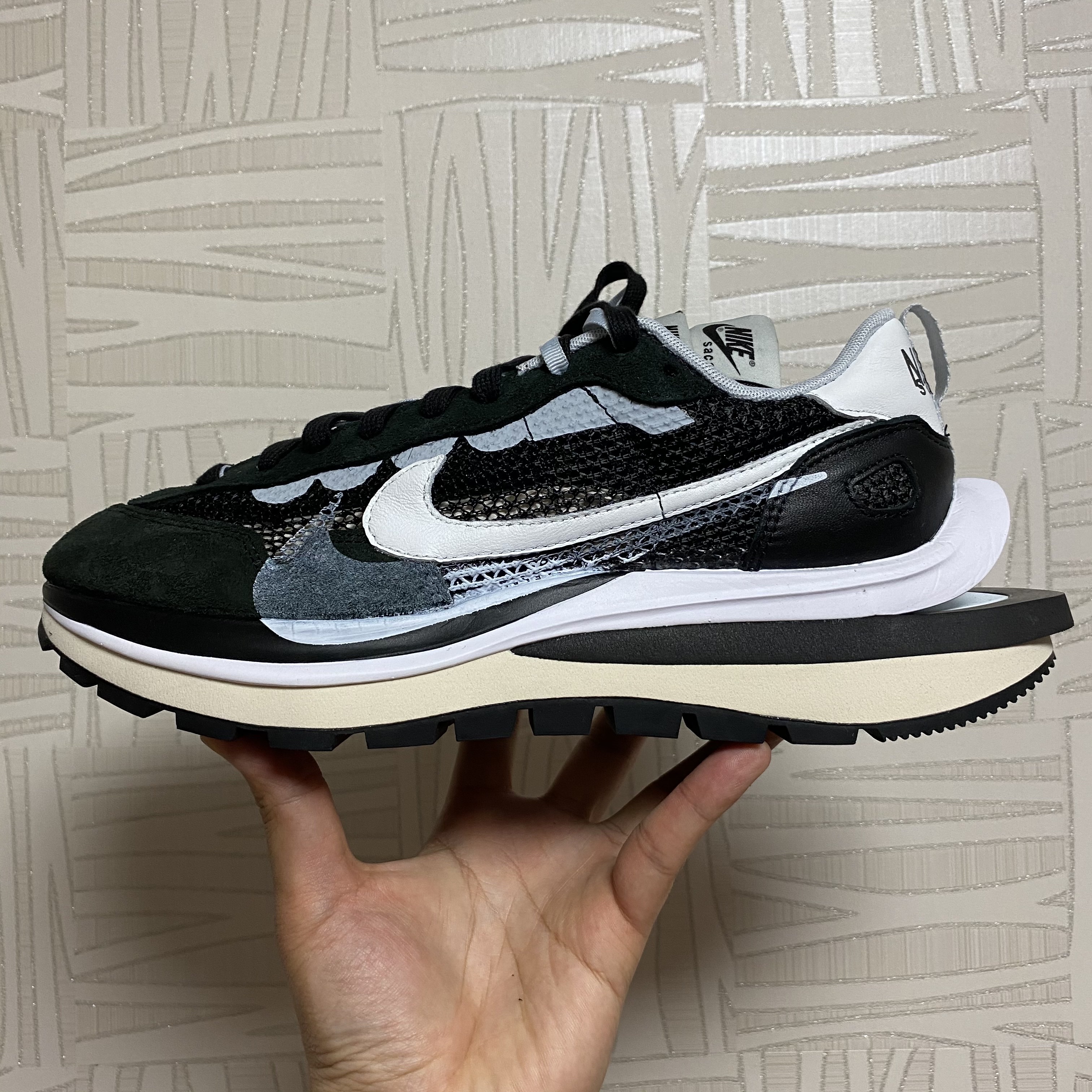 Nike x Sacai VaporWaffle Black White 착용 스타일 - 1