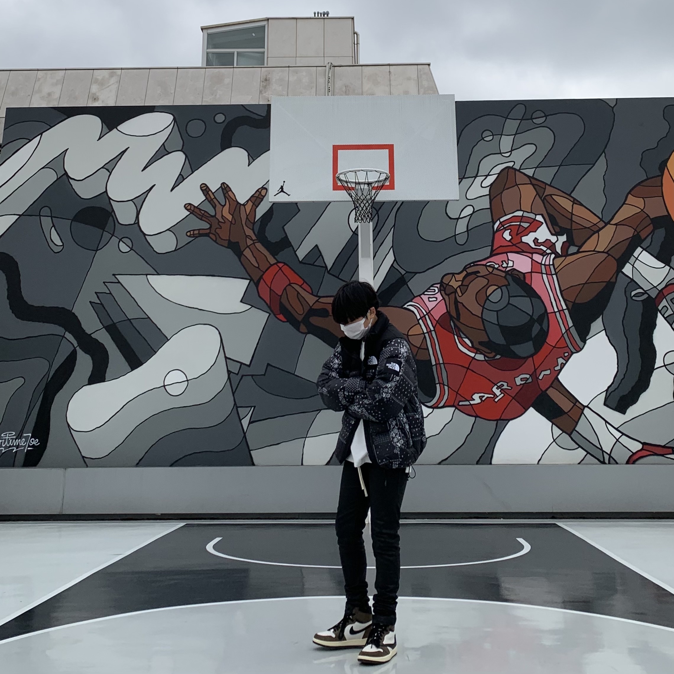 Jordan 1 x Travis Scott Retro High OG SP Mocha, The North Face White Label Bandana Nuptse Black 착용 스타일