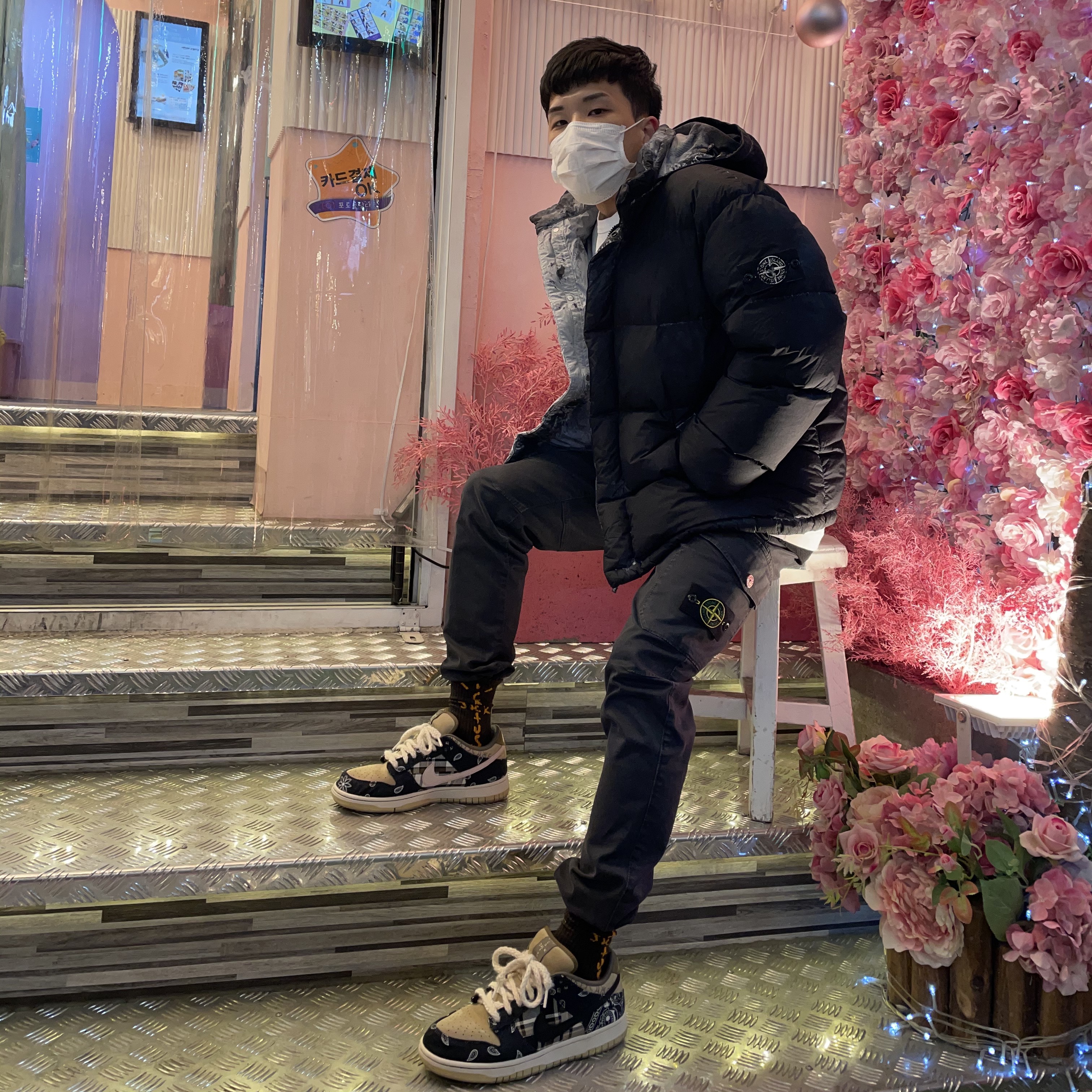 Nike x Travis Scott SB Dunk Low, Supreme x Stone Island Painted Camo Crinkle Down Jacket Black - 20FW 착용 스타일