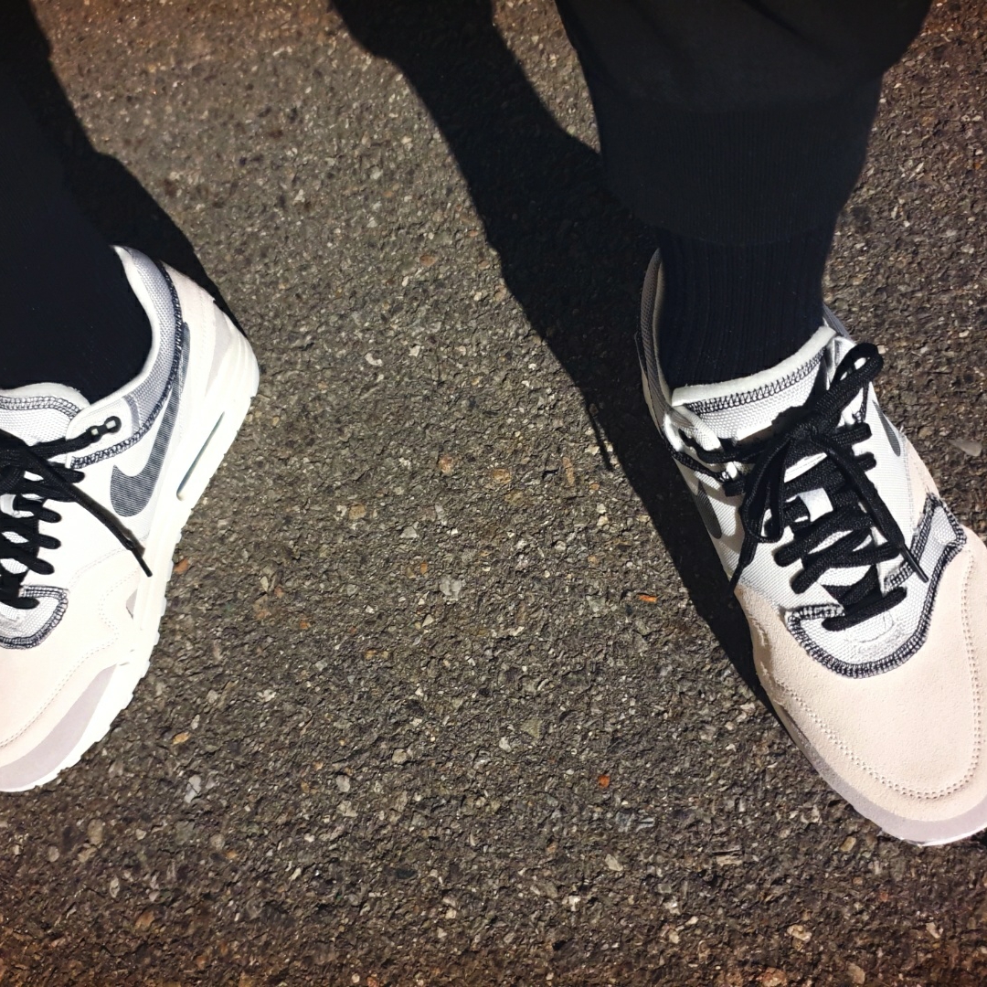 Nike Air Max 1 Inside Out Phantom Black 착용 스타일 - 4