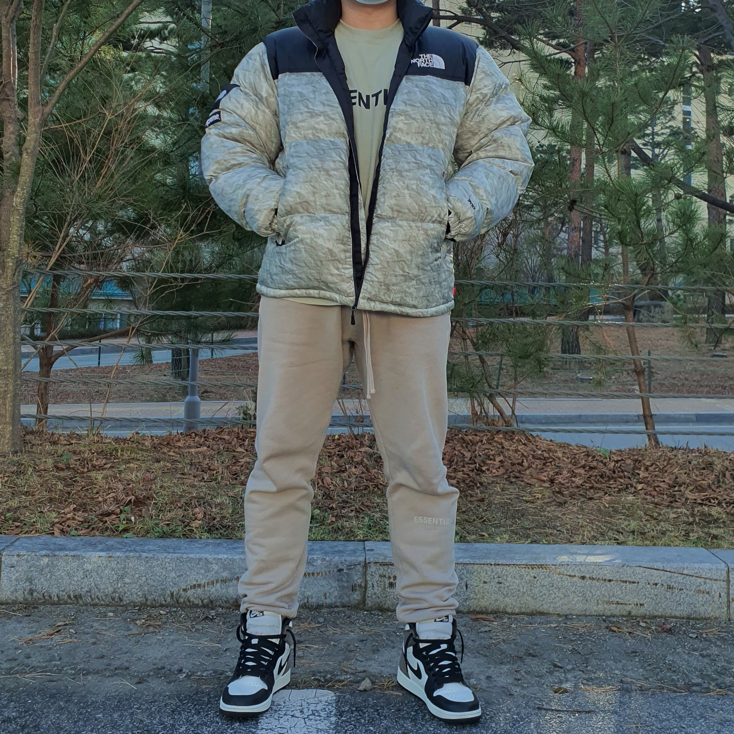 Jordan 1 Retro High OG Black Mocha, Essentials Sweatpants Tan - 20FW 착용 스타일