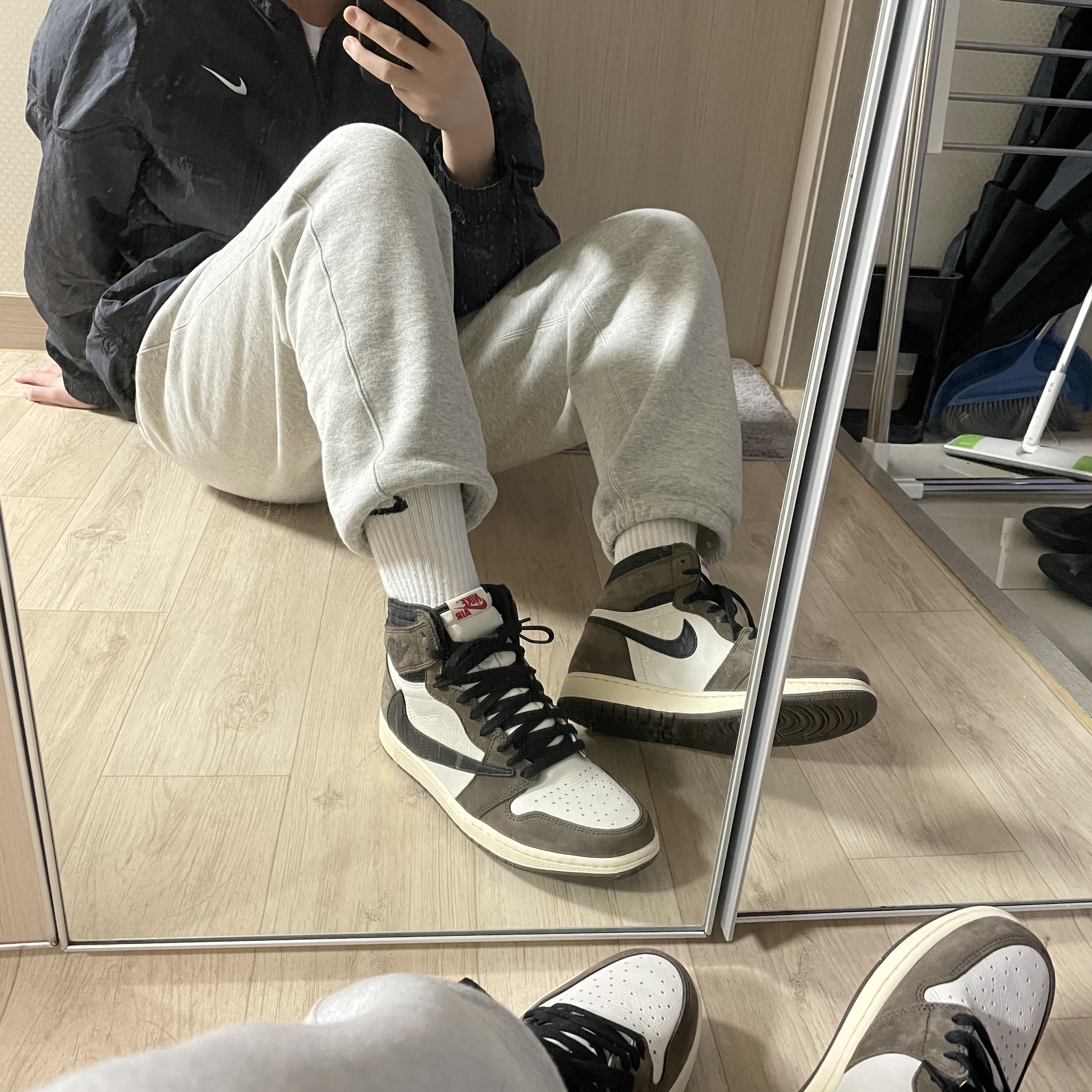 Nike x Stussy Windrunner Jacket Off Noir, Jordan 1 x Travis Scott Retro High OG SP Mocha 착용 스타일