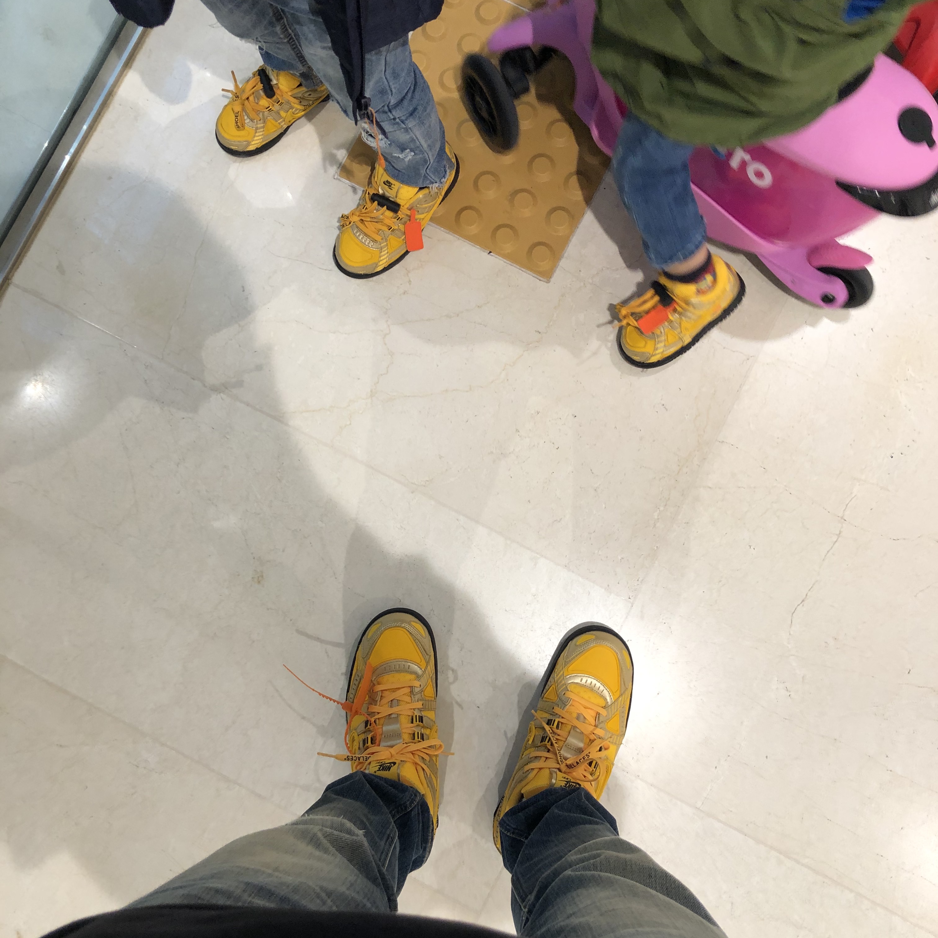 Nike x Off-White Air Rubber Dunk University Gold 착용 스타일