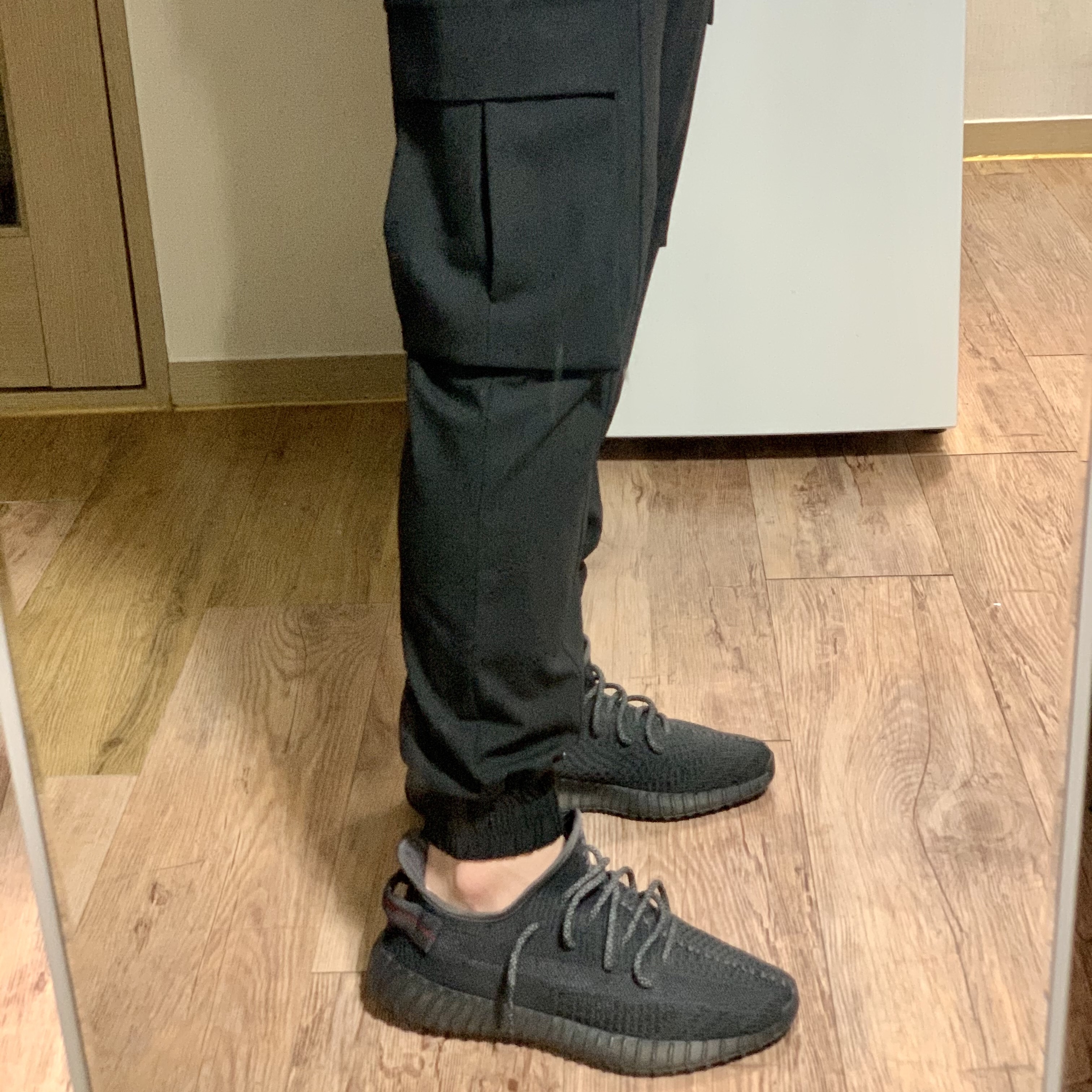 Adidas Yeezy Boost 350 V2 Black - Non-Reflective 착용 스타일 - 2