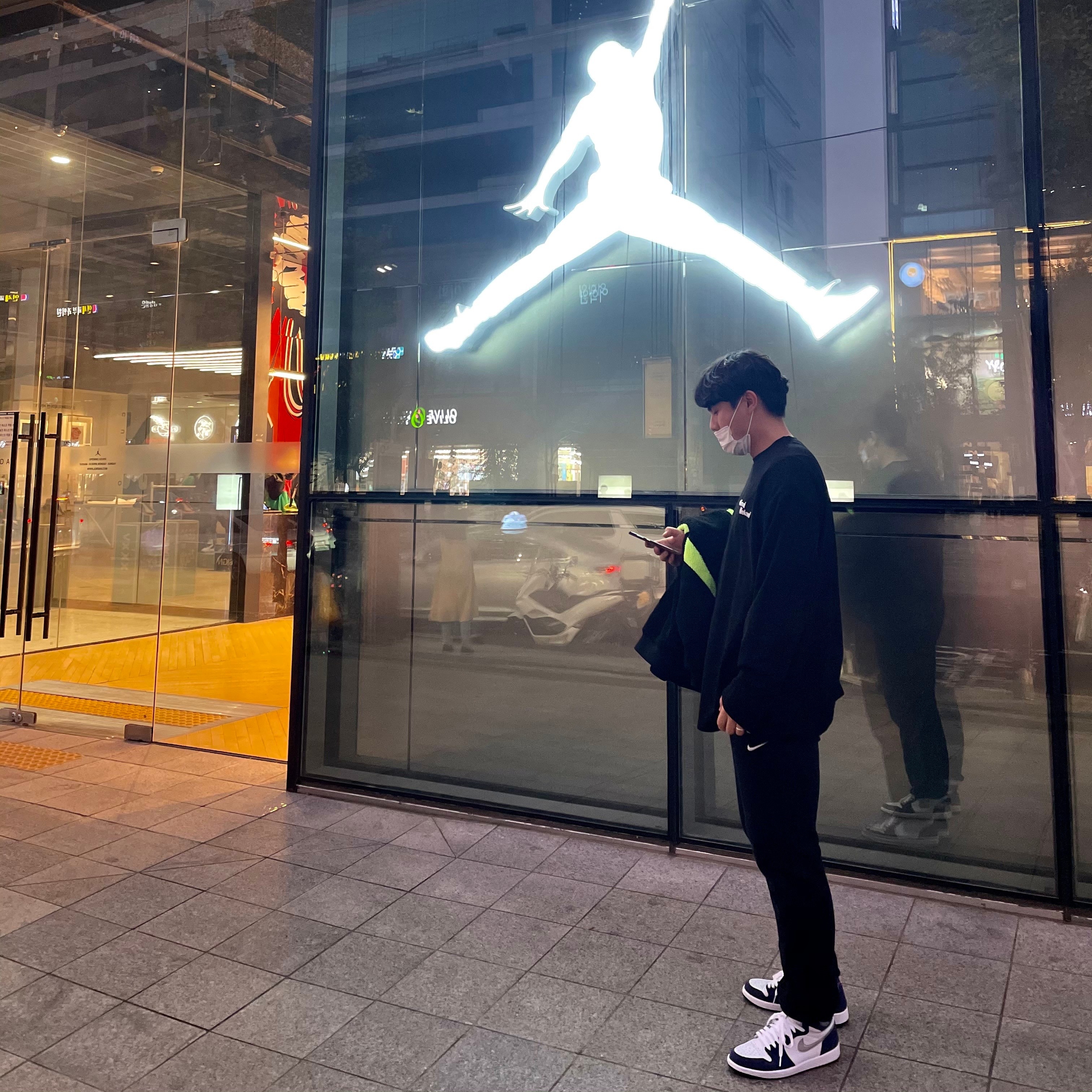 Jordan 1 Retro High OG CO.JP Midnight Navy, Nike Big Swoosh Full Zip Jacket Black Volt 착용 스타일