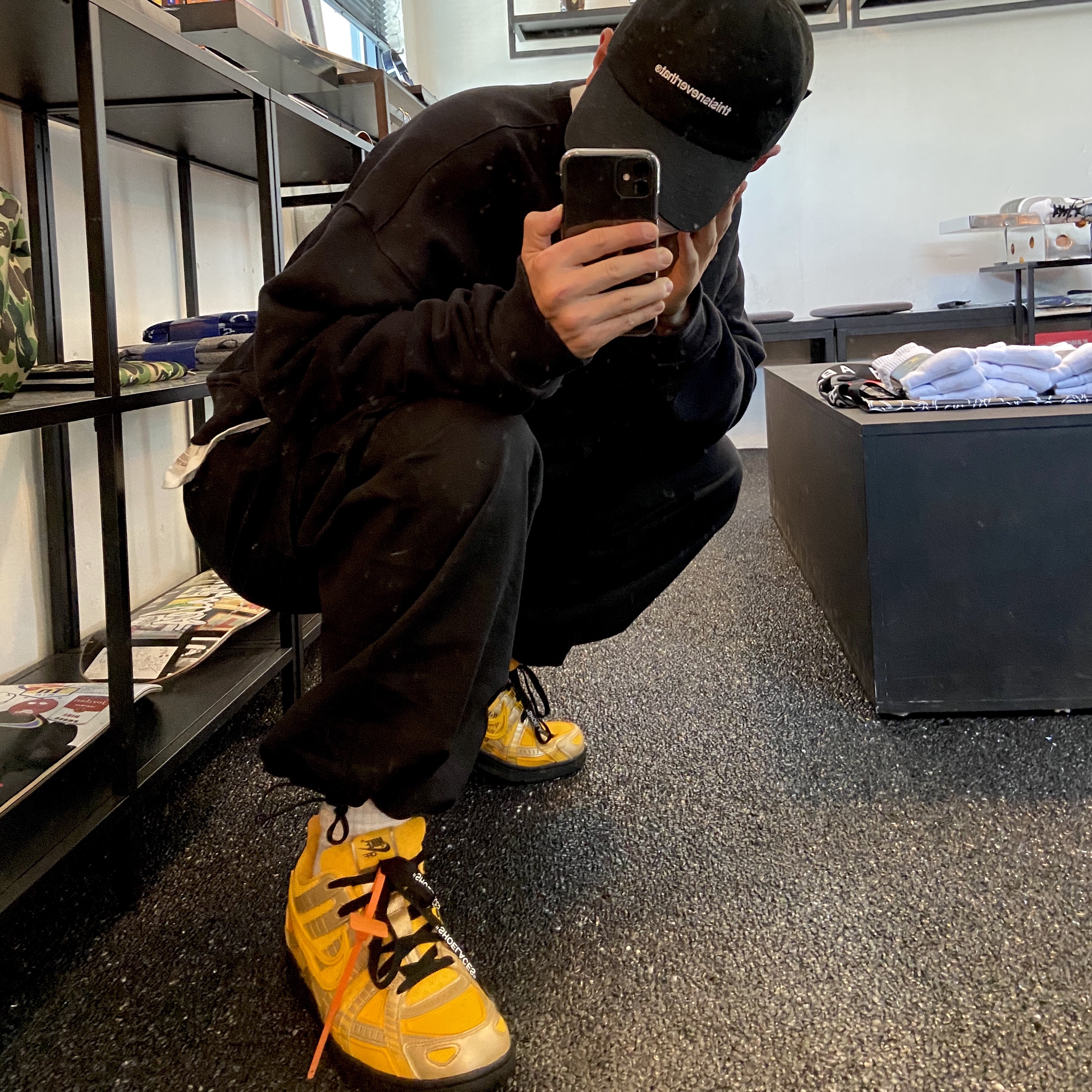 Nike x Off-White Air Rubber Dunk University Gold 착용 스타일 - 1