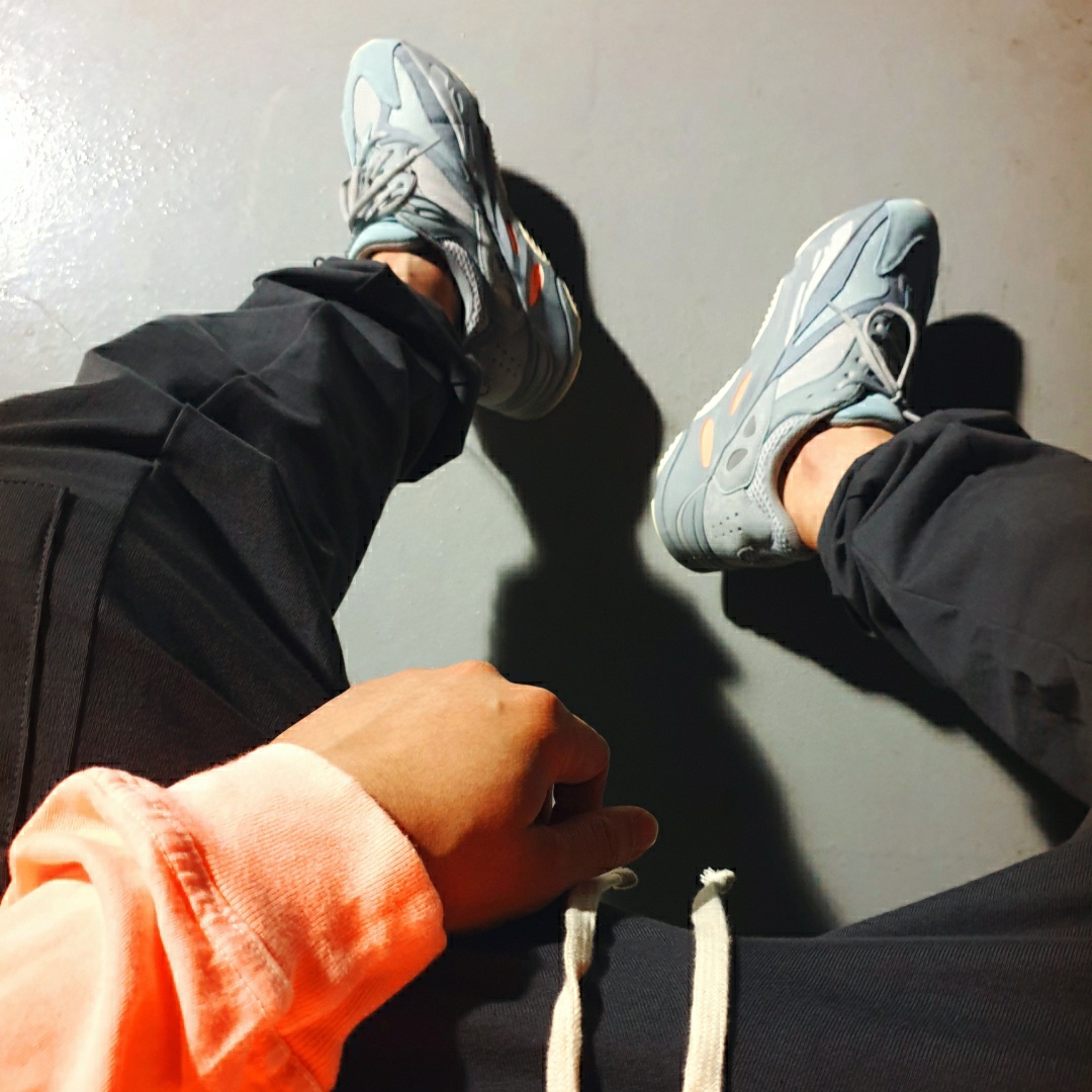 Adidas Yeezy Boost 700 Inertia 착용 스타일 - 4