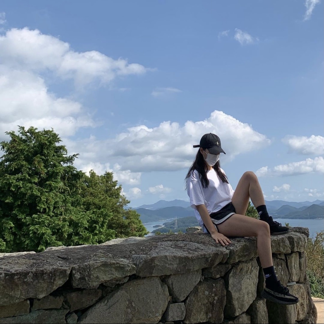 Adidas Yeezy Boost 350 V2 Core Black Green 착용 스타일 - 2