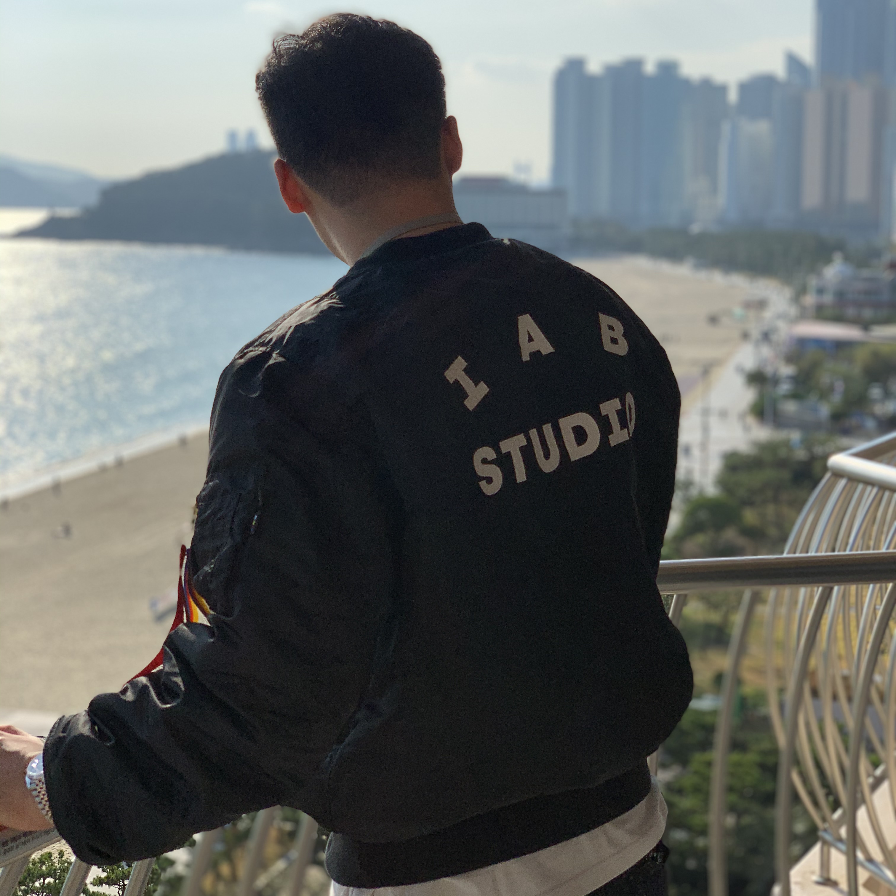 IAB Studio x Alpha Industries MA-1 Crewneck Black 착용 스타일