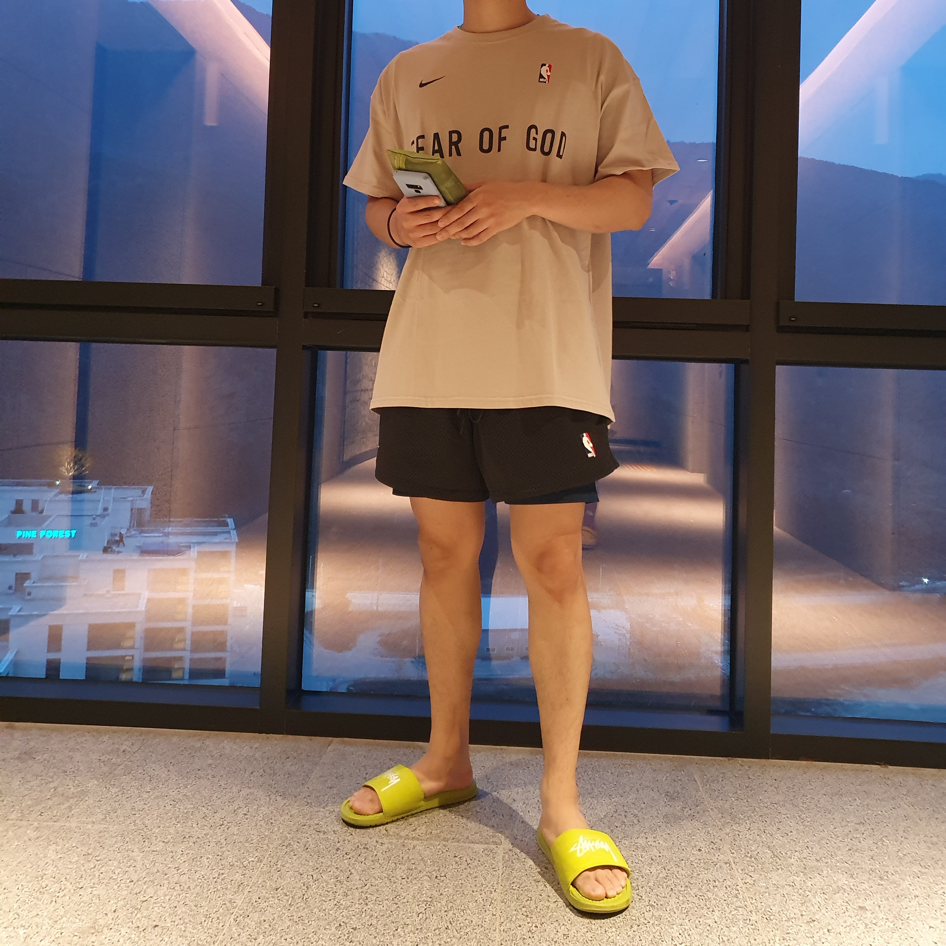 Nike x Stussy Benassi Slide Volt, Nike x Fear of God Basketball Shorts Off Noir 착용 스타일