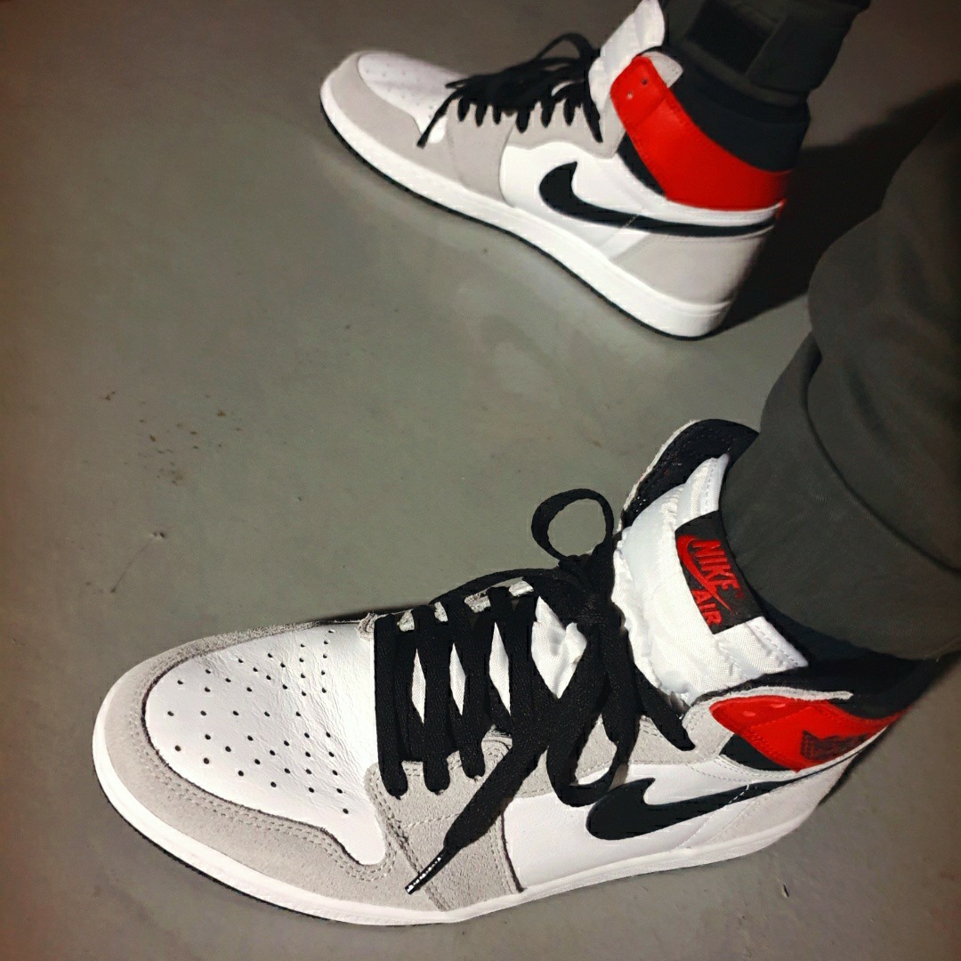 Jordan 1 Retro High OG Light Smoke Grey 착용 스타일 - 5