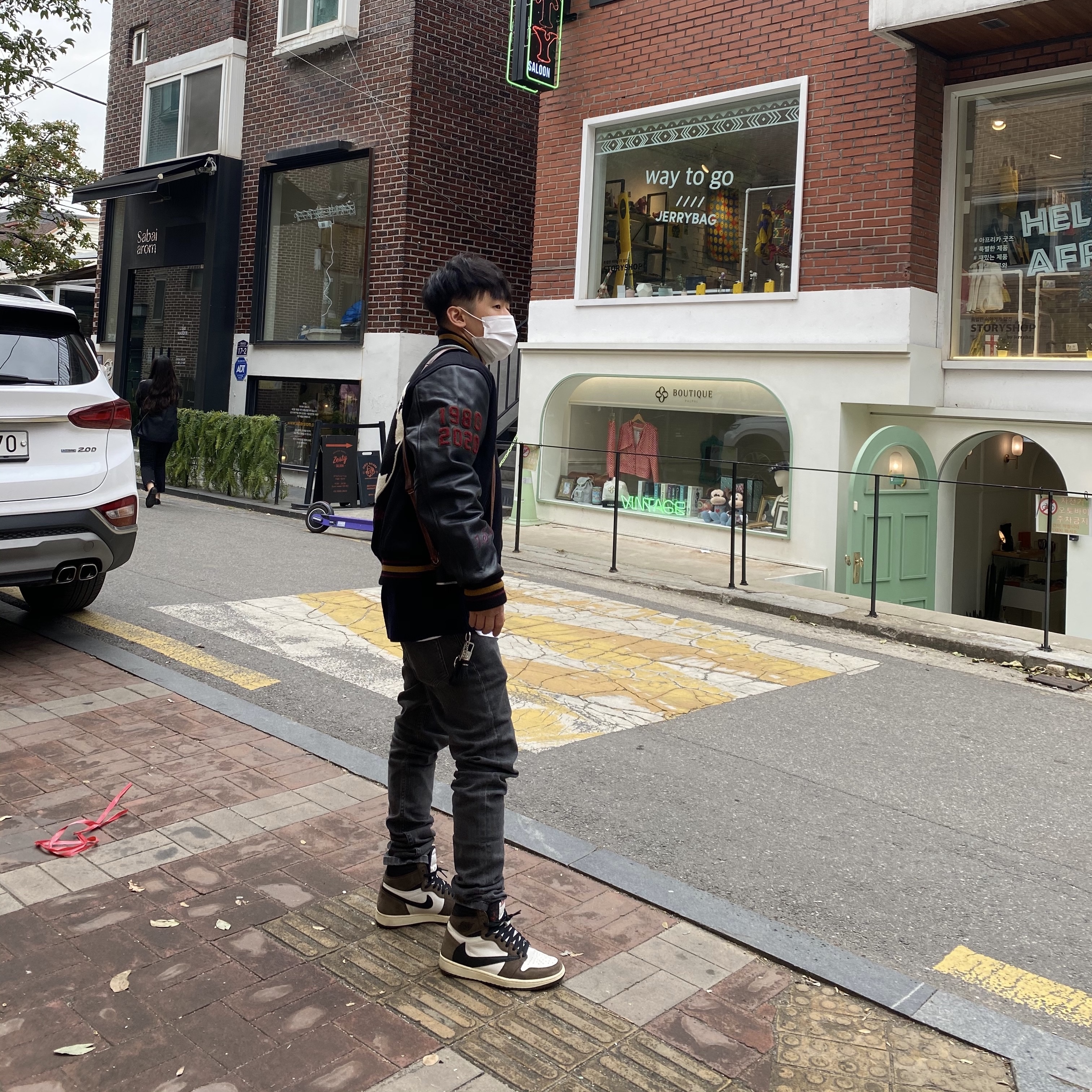 Jordan 1 x Travis Scott Retro High OG SP Mocha, Stussy 40th Anniversary IST Jacket (Ny.LT.La) 착용 스타일
