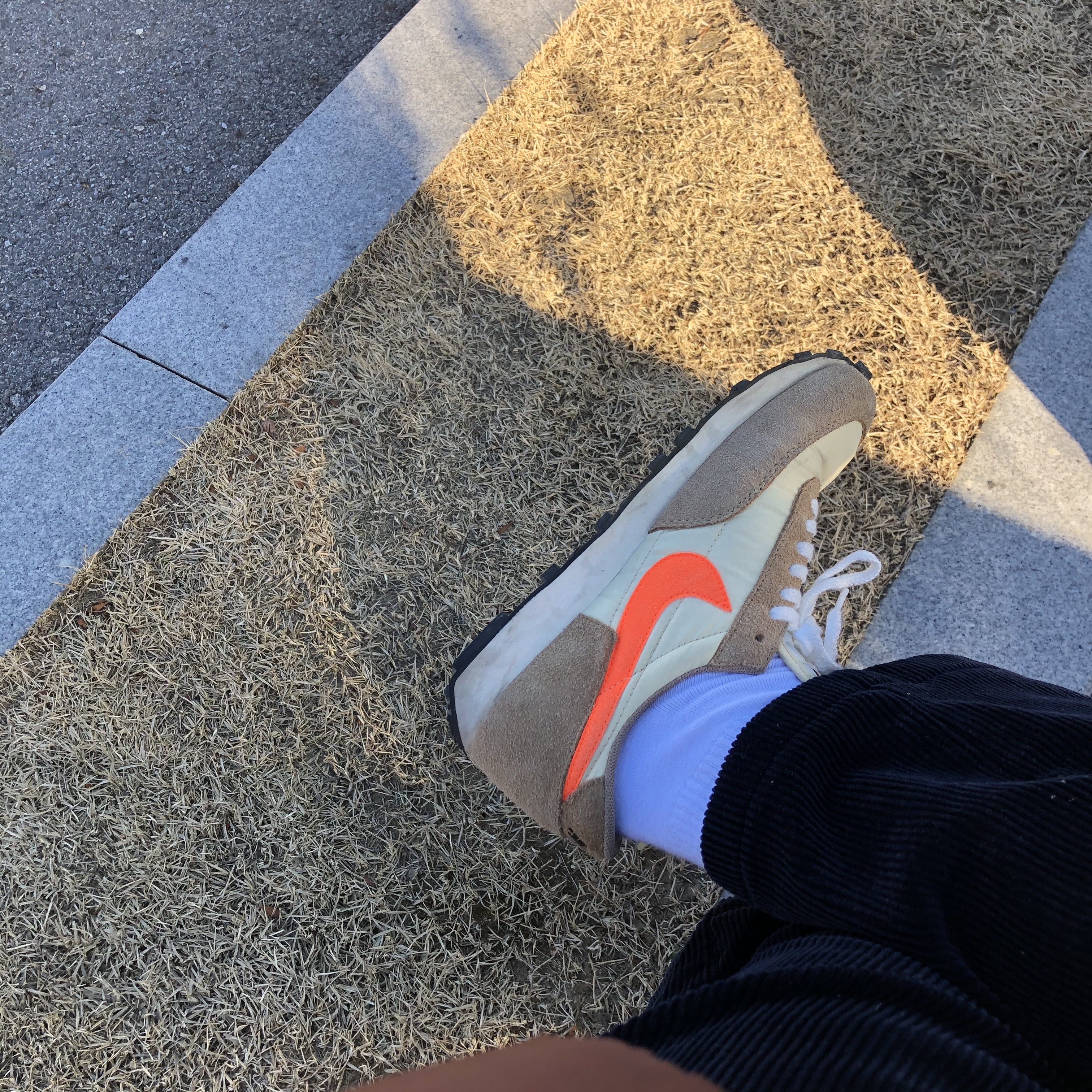 Nike Daybreak SP Vegas Gold College Orange 착용 스타일
