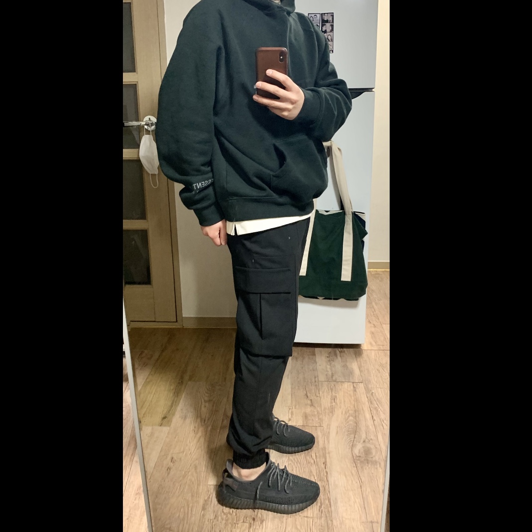 Adidas Yeezy Boost 350 V2 Black - Non-Reflective 착용 스타일 - 1