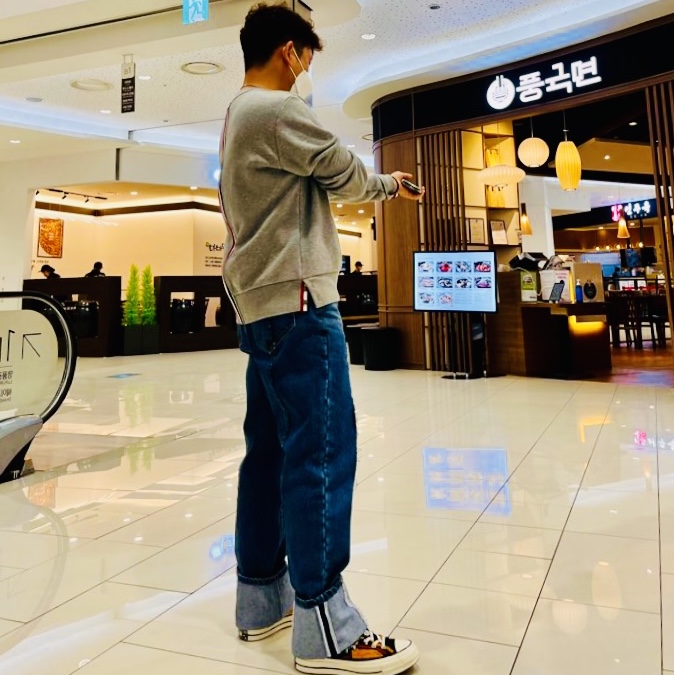 Converse x Undefeated Chuck 70 Ox Varsity Jacket 착용 스타일 - 3