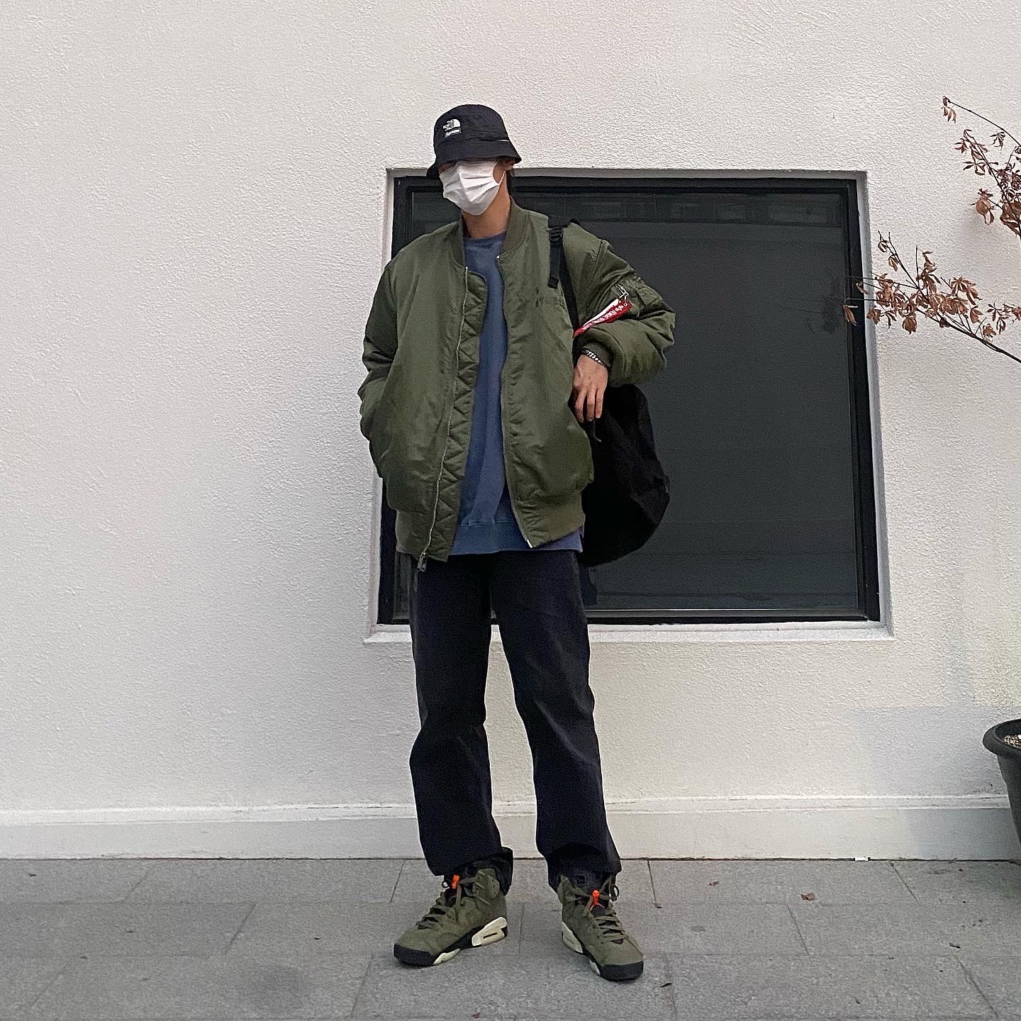 Jordan 6 x Travis Scott Retro Olive 착용 스타일 - 1