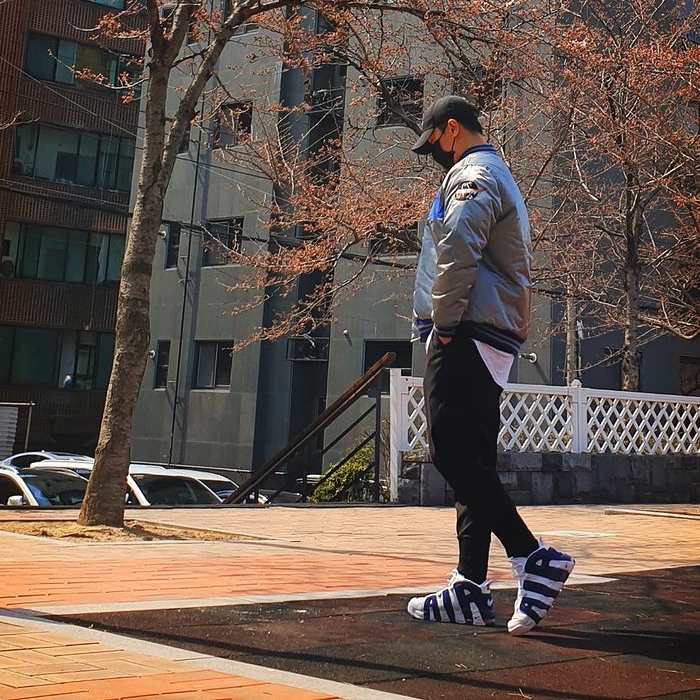 Nike Air More Uptempo Knicks 착용 스타일 - 1