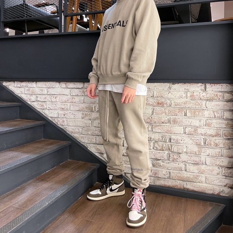 Jordan 1 x Travis Scott Retro High OG SP Mocha, Essentials Sweatpants String Tan - 20SS 착용 스타일 - 4
